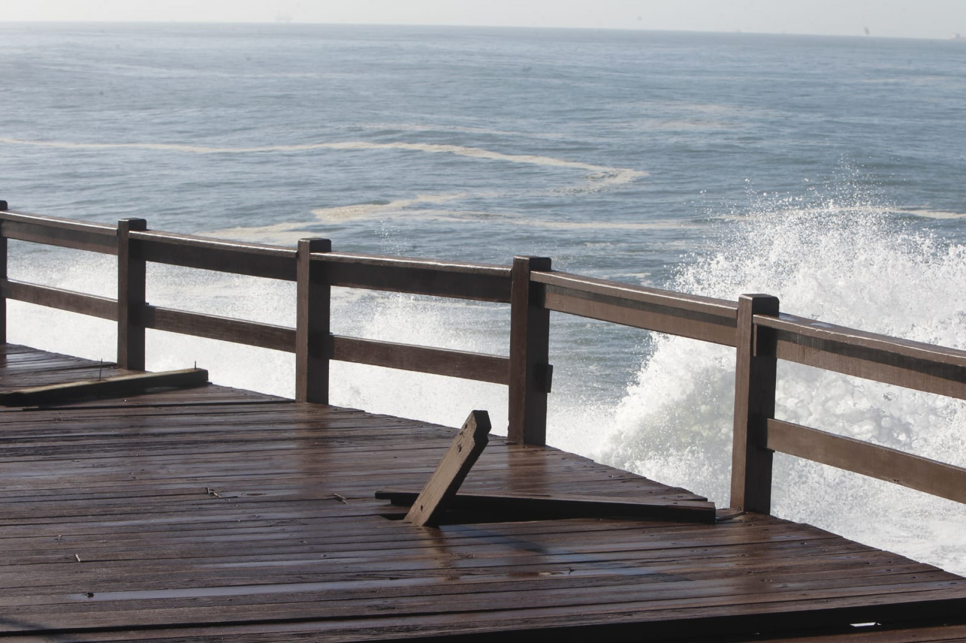 Ondas de até 3 metros danificaram a estrutura do píer no Mirante do Leblon - Reginaldo Pimenta / Agência O Dia