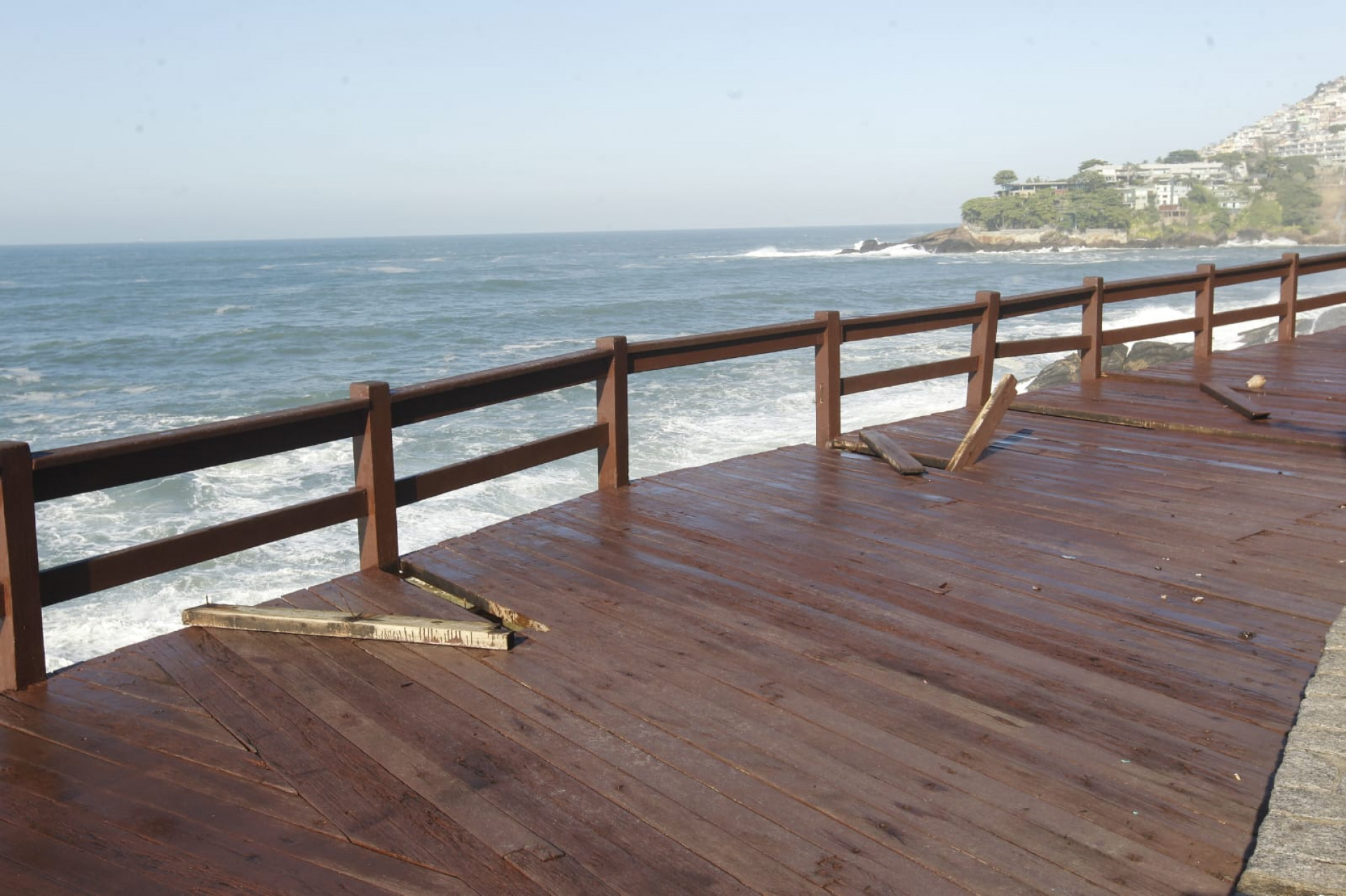 Danos causados no Mirante do Leblon durante a ressaca no mar - Reginaldo Pimenta / Agência O Dia