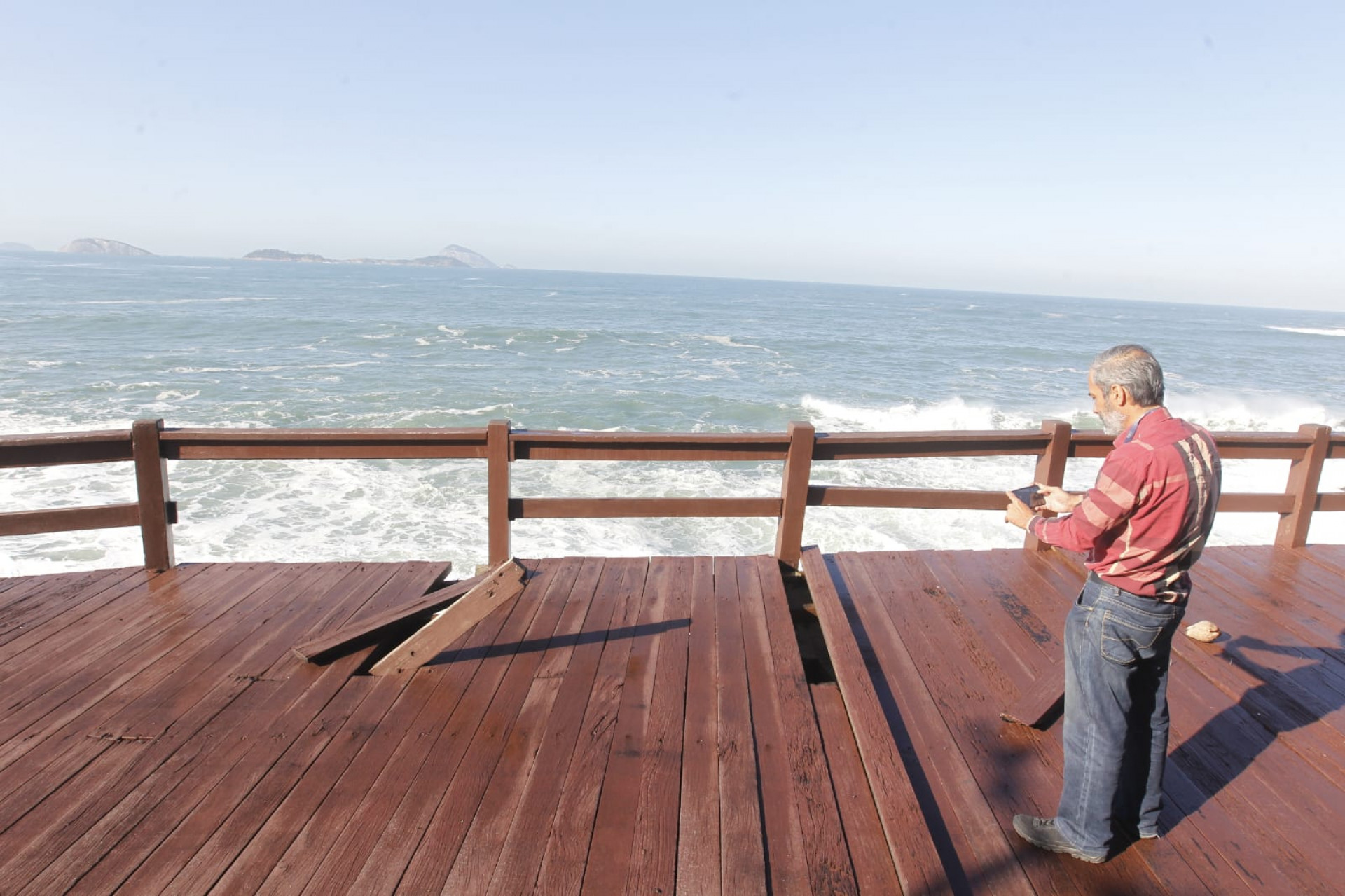 Cariocas registraram os danos causados pelas ondas no Mirante do Leblon - Reginaldo Pimenta / Agência O Dia