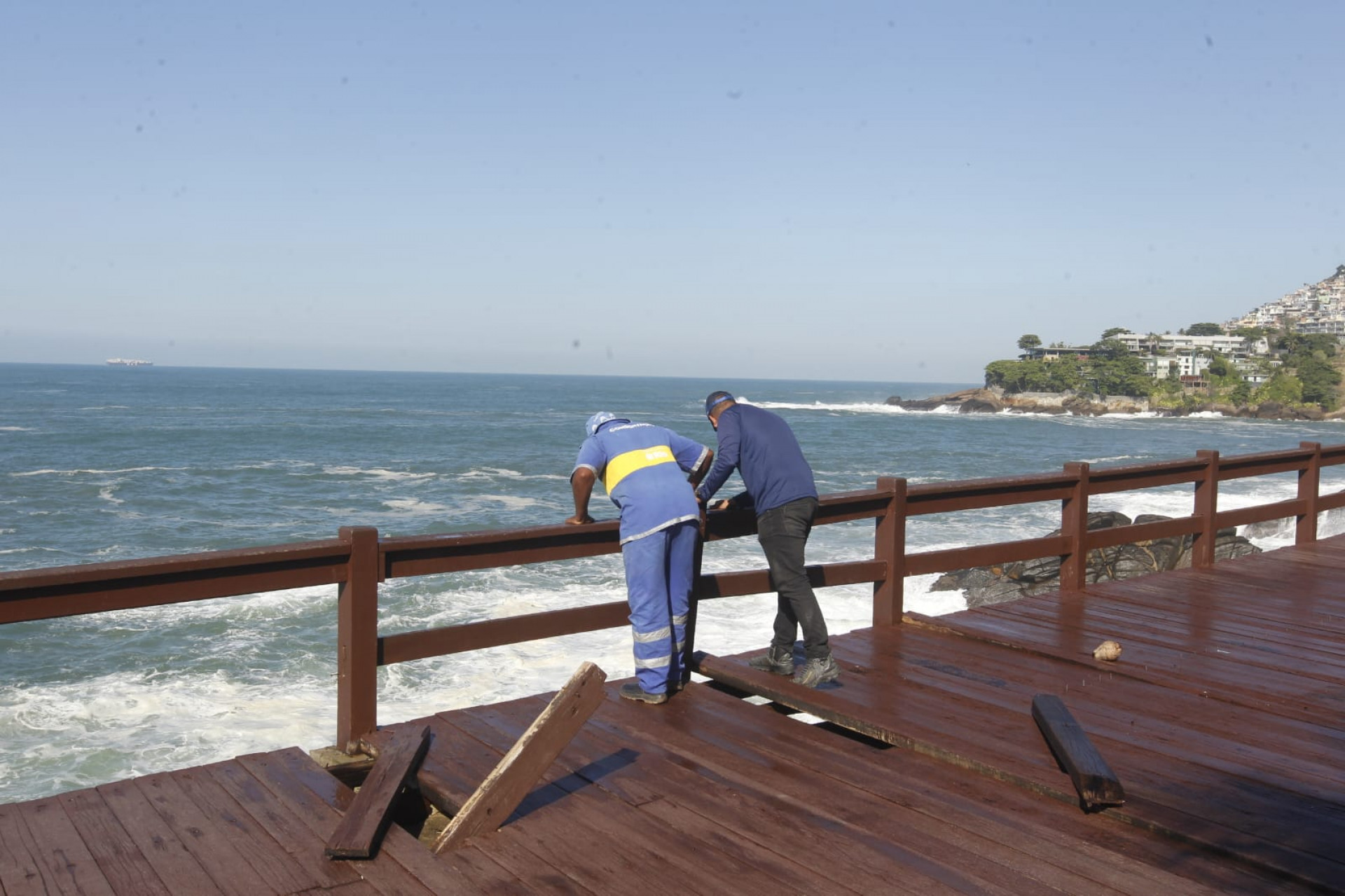 Equipe da Seconserva esteve no Mirante do Leblon, na manhã desta quarta-feira - Reginaldo Pimenta / Agência O Dia