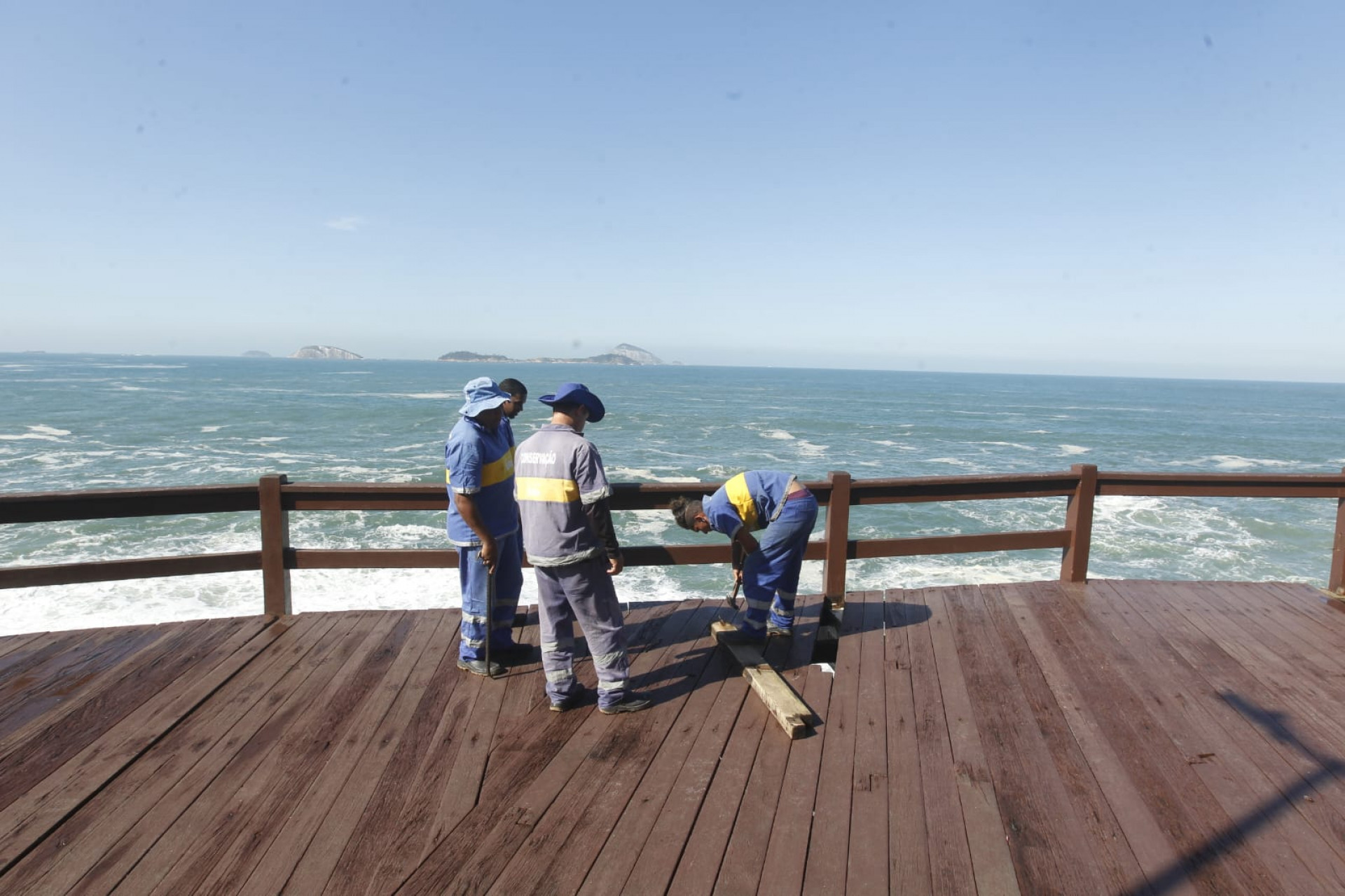 Equipe da Seconserva esteve no Mirante do Leblon, na manhã desta quarta-feira - Reginaldo Pimenta / Agência O Dia