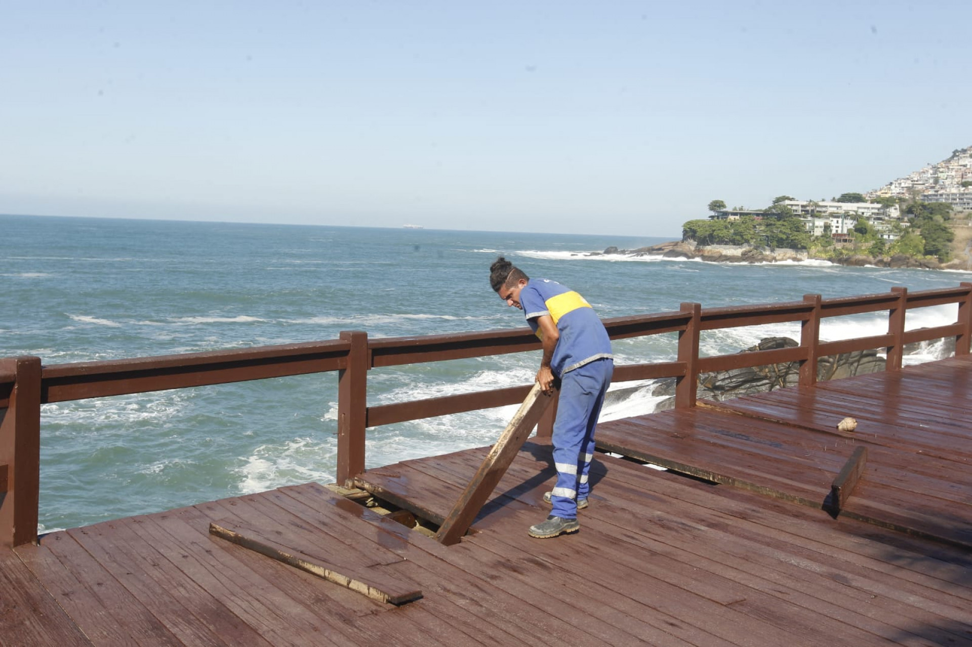 Equipe da Seconserva esteve no Mirante do Leblon, na manhã desta quarta-feira - Reginaldo Pimenta / Agência O Dia