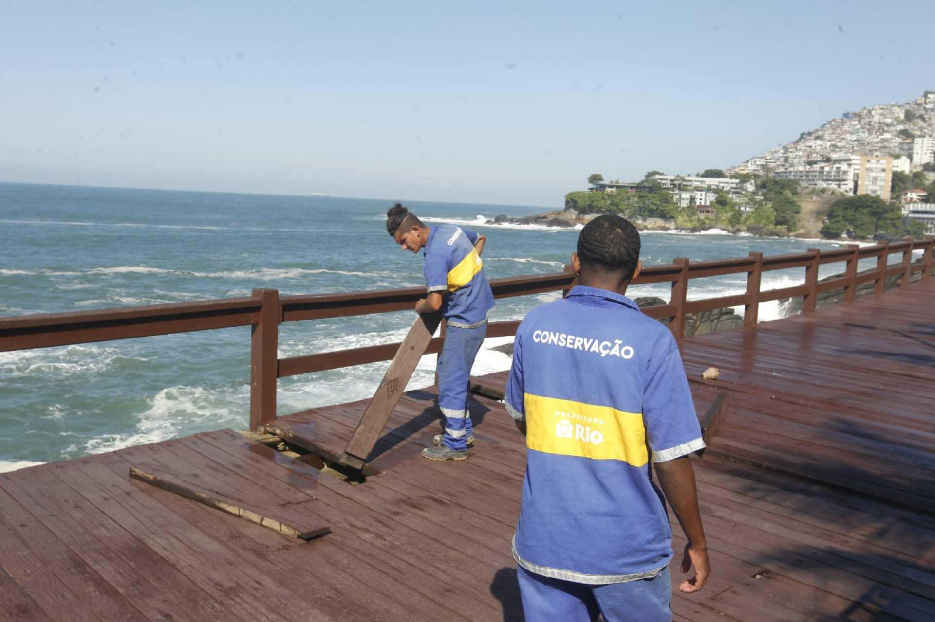 Equipe da Seconserva esteve no Mirante do Leblon, na manhã desta quarta-feira - Reginaldo Pimenta / Agência O Dia