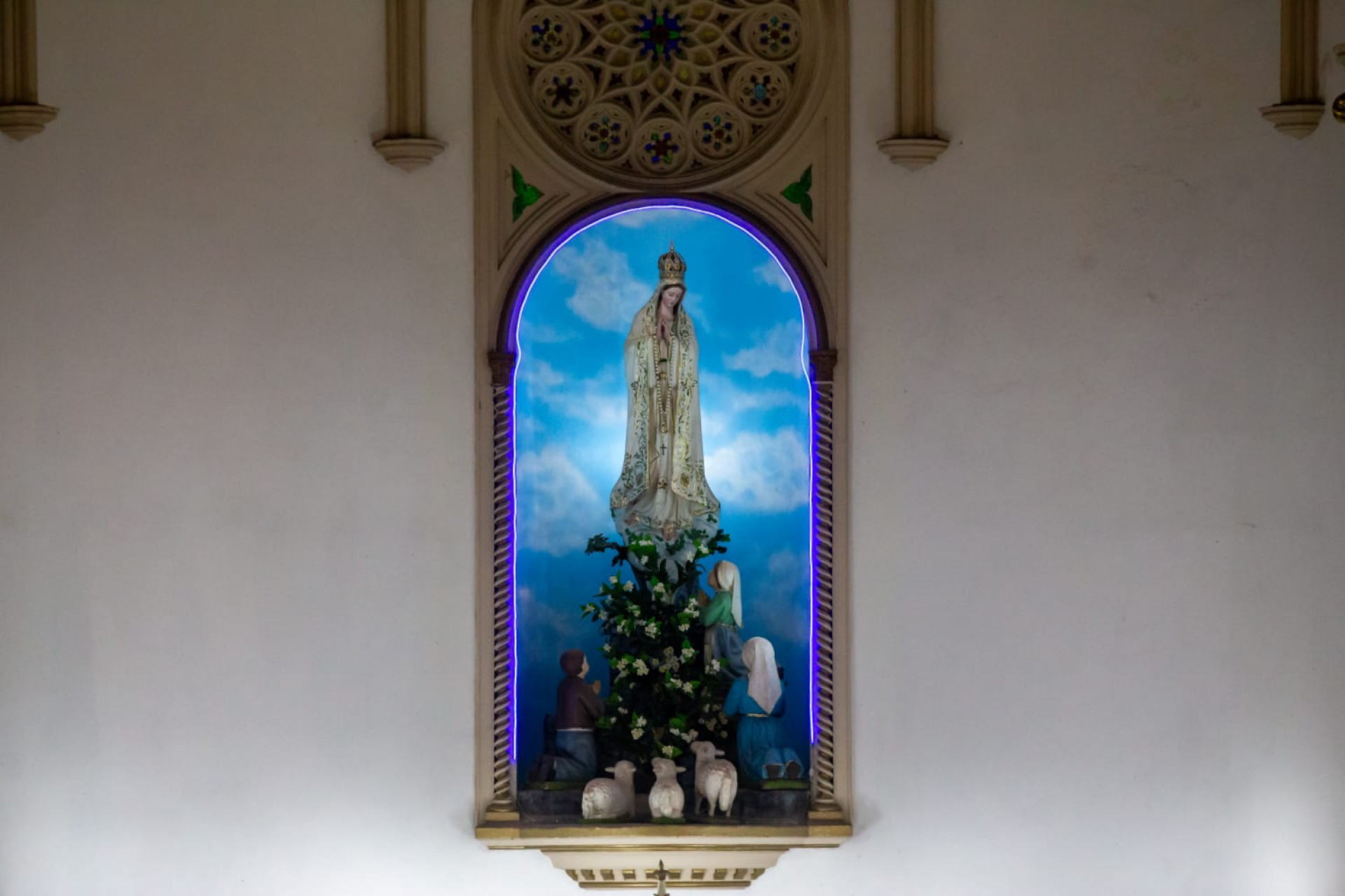 Estátua de Nossa Senhora de Fátima com os pastores e os cordeirinhos - Érica Martin / Agência O Dia