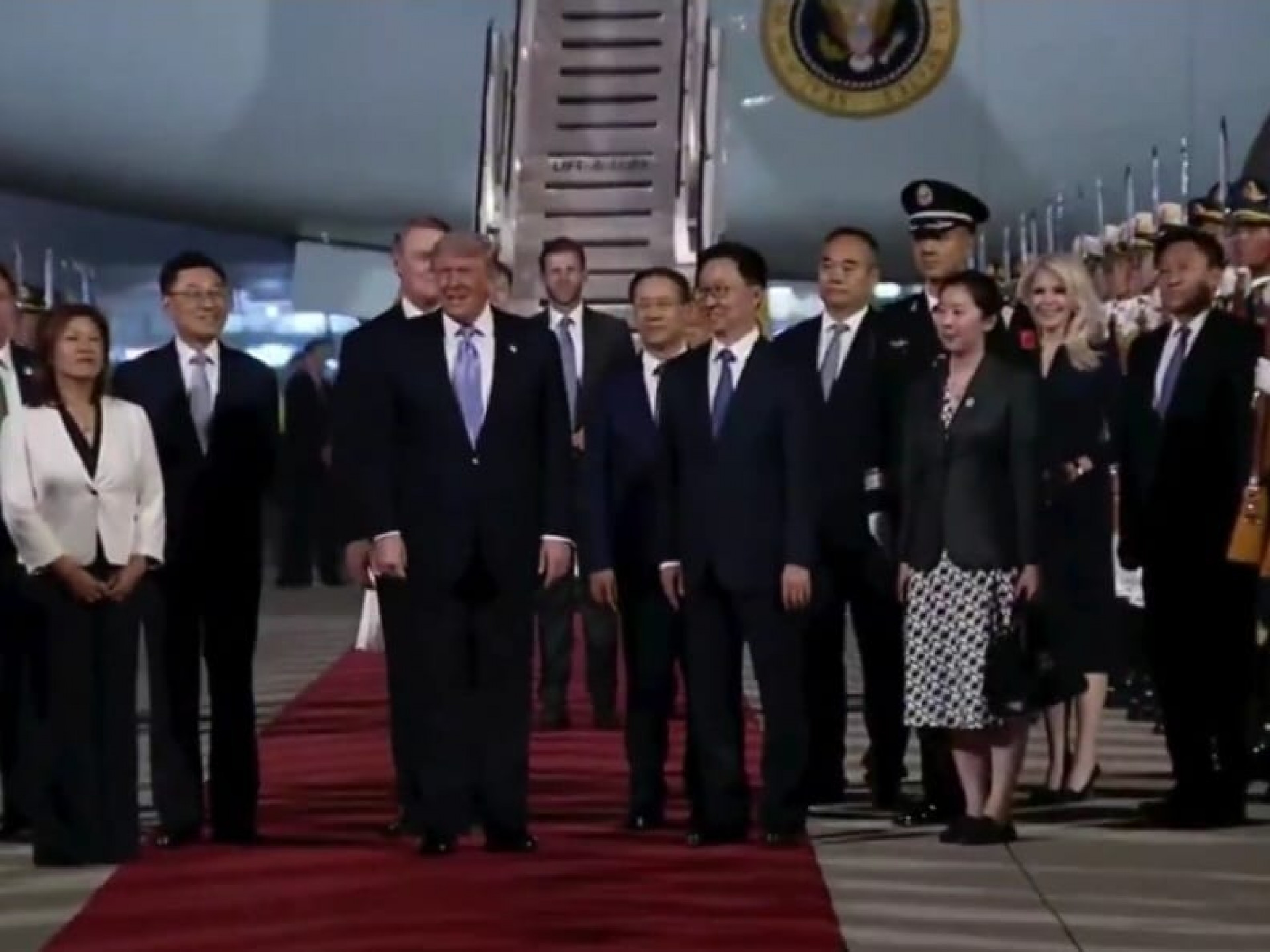 Trump desembarca na China para reunião com Xi Jinping