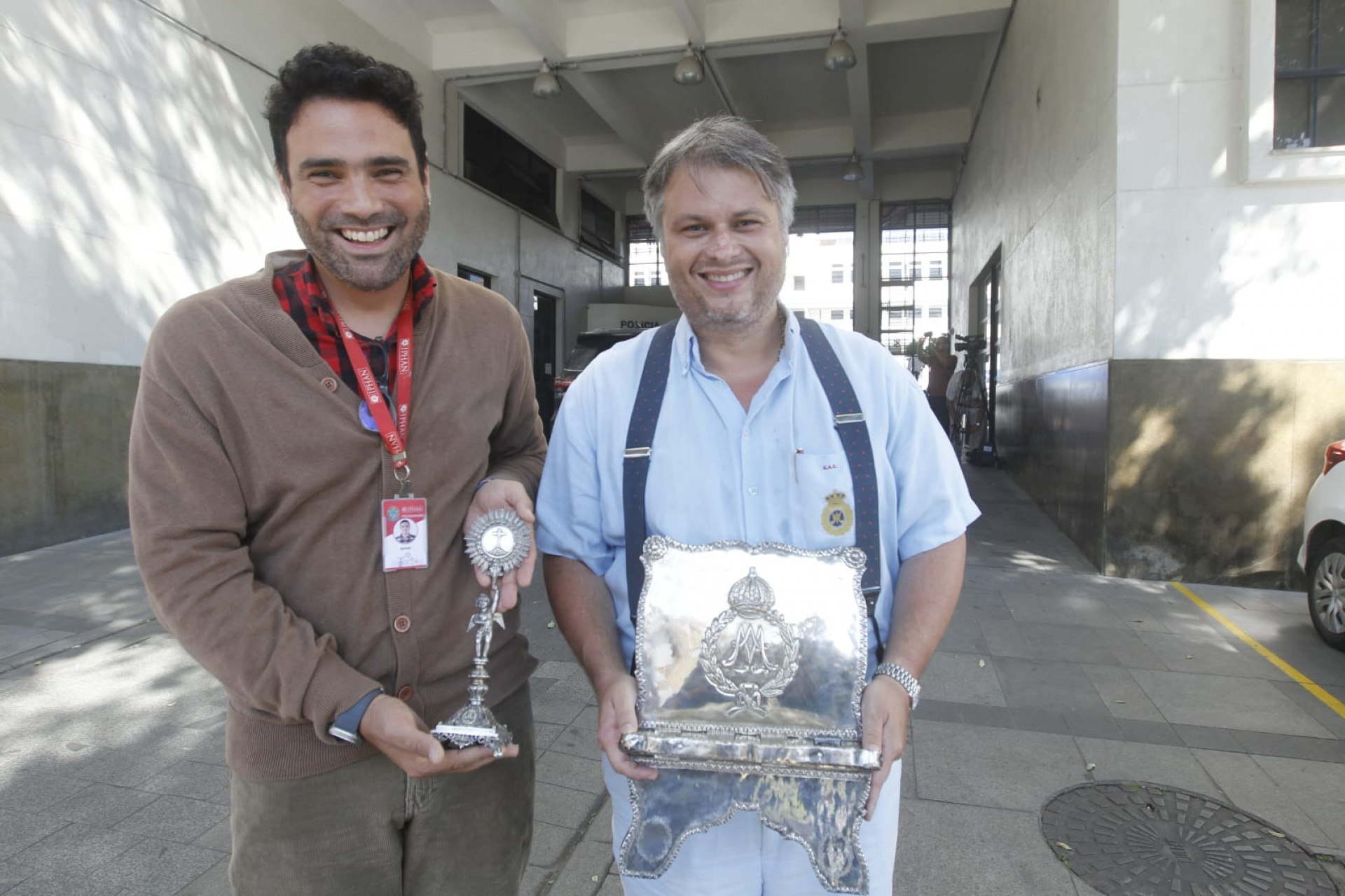 Rafael Azevedo (E) e Cláudio André de Castro (D) receberam em mãos as peças sacras recuperadas - Reginaldo Pimenta / Agência O Dia