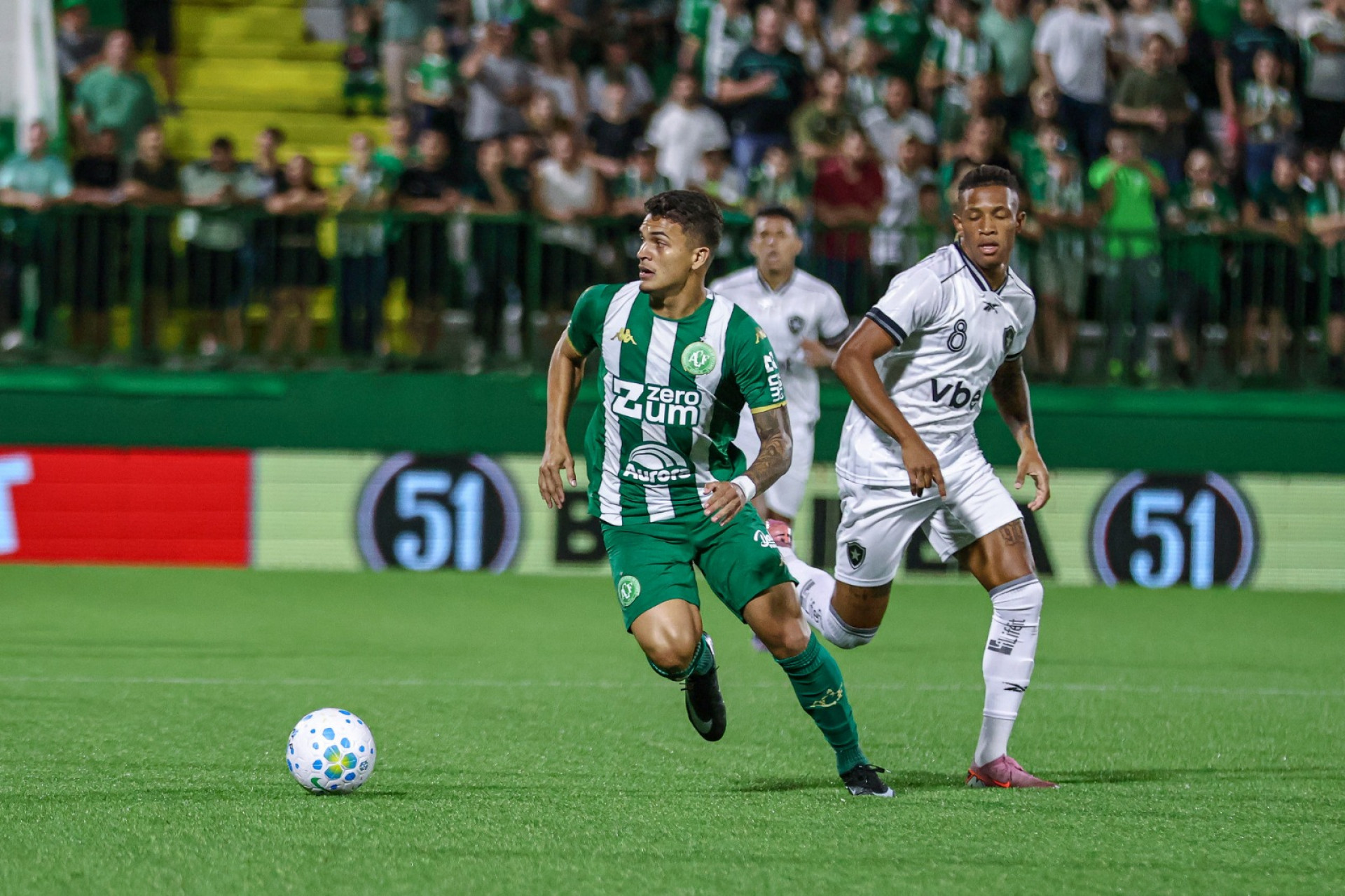 Volante da Chapecoense projeta jogo decisivo contra o Botafogo: ‘Desafio enorme’