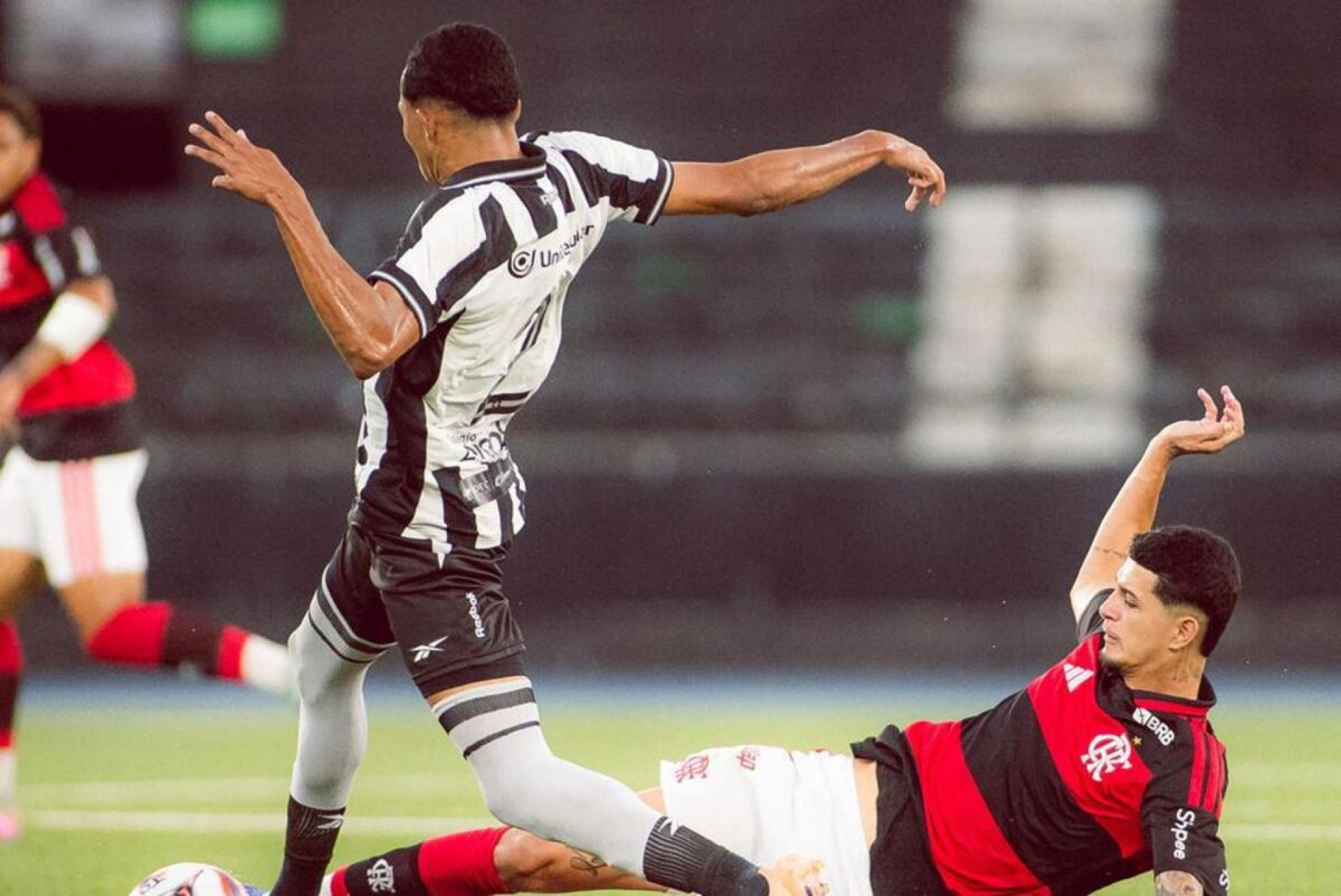 Botafogo supera Flamengo e entra no G8 do Brasileir&atilde;o Sub-20