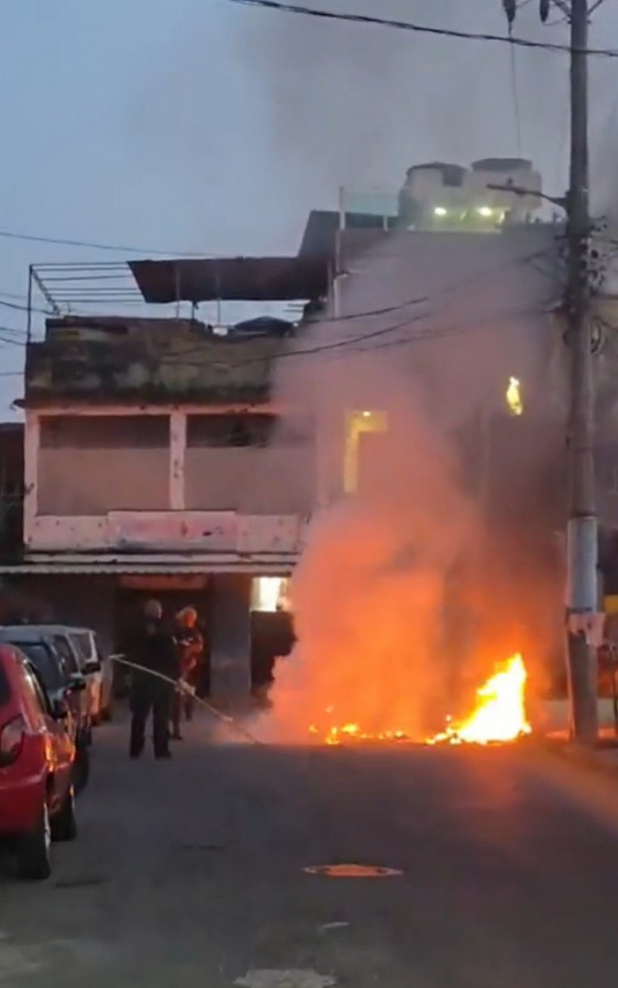 PM faz operação no Morro do Dendê para retirar barricadas