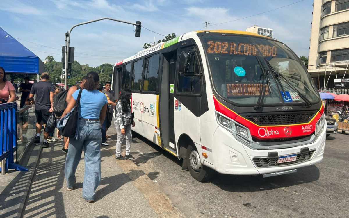 Passageiros de ônibus municipais dividiram opinões na Central do Brasil - Ana Fernanda Freire/Agência O DIA