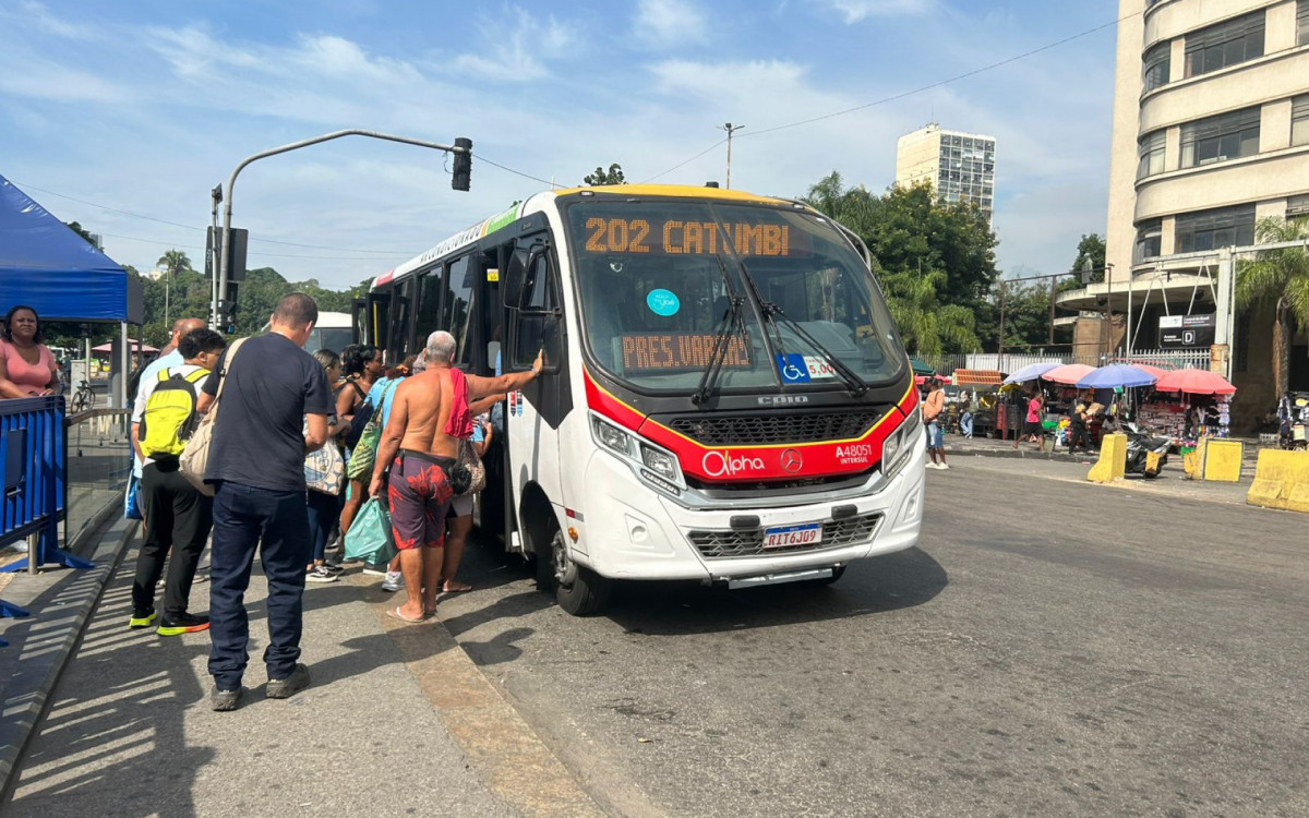 Passageiros de ônibus municipais dividiram opinões na Central do Brasil - Ana Fernanda Freire/Agência O DIA