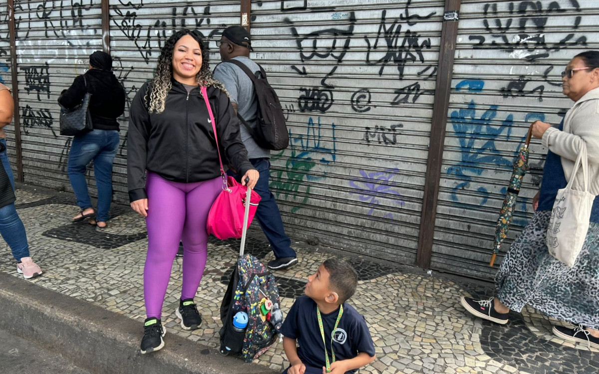 Paloma da Silva e o filho seguiam para Laranjeiras - Ana Fernanda Freire/Agência O DIA