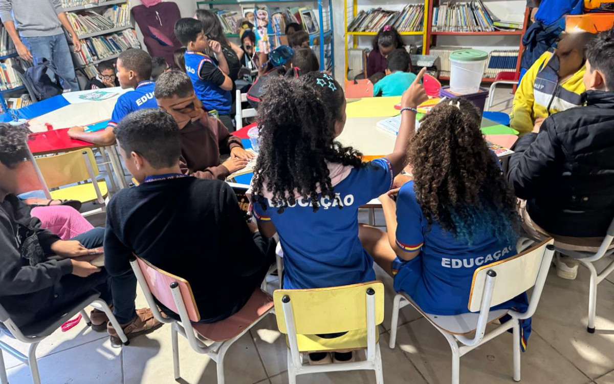 Estudantes da Escola Municipal Pastor Abel participaram de atividades culturais e momentos de leitura na Biblioteca Carlos Drummond de Andrade, em Rio das Ostras