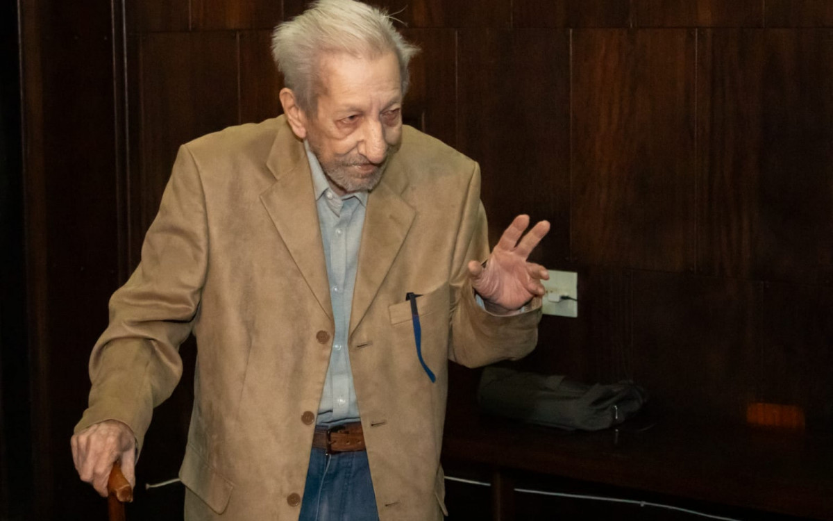 Lançamento de livro com histórias de Luarlindo Ernesto reúne jornalistas e admiradores: 'Estou honrado'
