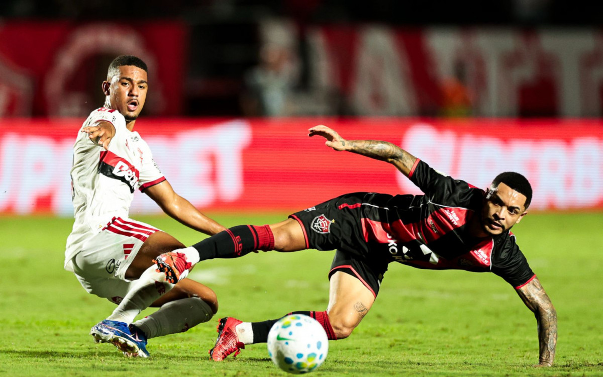 Lance do jogo entre Vit&oacute;ria e Flamengo no Barrad&atilde;o
