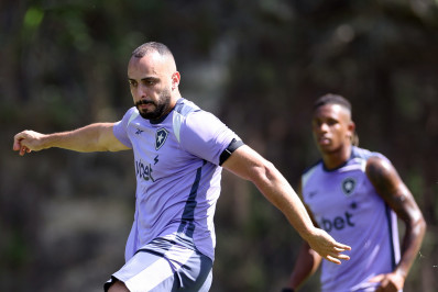 Buscando 'lugar ao sol' no Botafogo, Arthur Cabral cita obrigação de centroavante: 'Ter recurso'