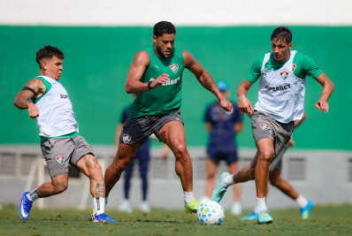 Hulk participa de treino com elenco principal do Fluminense e inicia adaptação