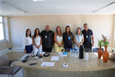 Profissionais da enfermagem recebem atendimento do Coren Móvel dentro do hospital municipal