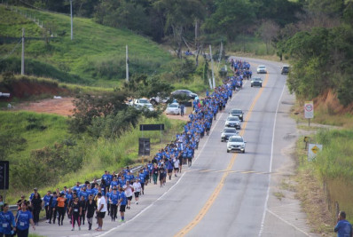 Fé move milhares de peregrinos em caminhada histórica rumo à serra de Macaé