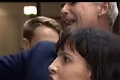 Vereador toma microfone de parlamentar que citou áudio vazado de Flávio Bolsonaro