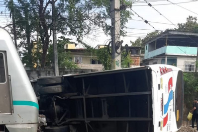 Trem colide com ônibus em Costa Barros e interdita linha férrea