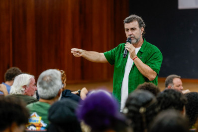 Livro de Marcelo Freixo sobre crime organizado lota auditório em Cabo Frio