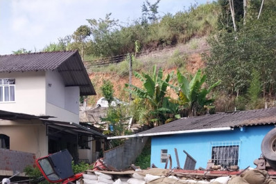 Vídeo: acidente entre carro e caminhão deixa três mortos em Nova Friburgo