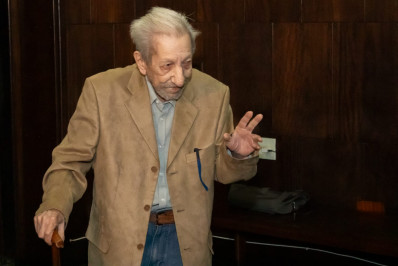 Lançamento de livro com histórias de Luarlindo Ernesto reúne jornalistas e admiradores: 'Estou honrado'