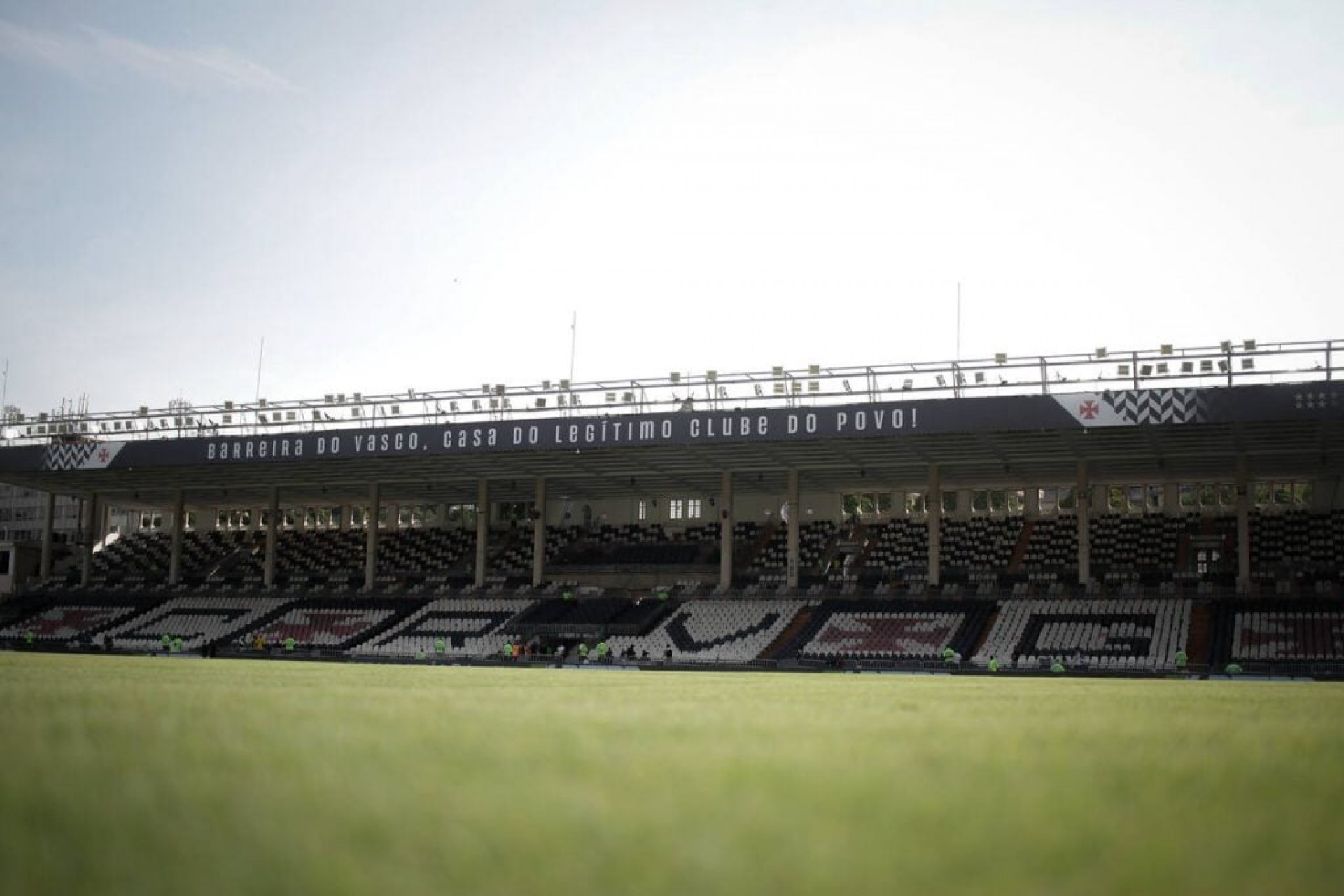 Vasco cobra empresa por ajustes no gramado de S&atilde;o Janu&aacute;rio