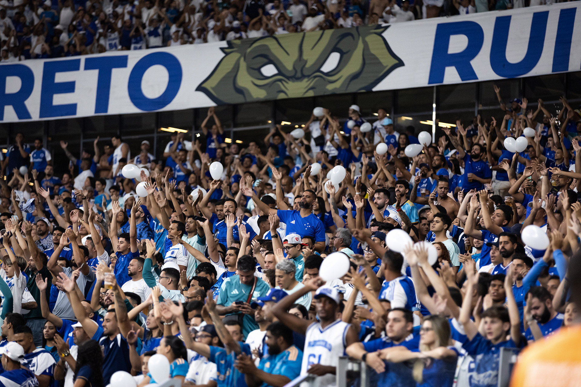 Conmebol processa Cruzeiro por gesto ofensivo de torcedor contra o Boca