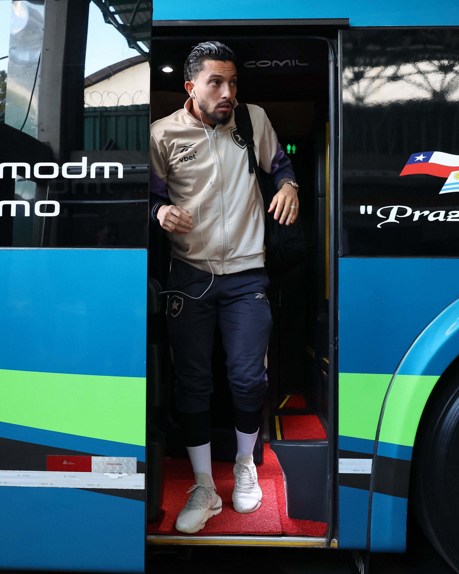 Telles pede desculpa à torcida do Botafogo: 'Nós tínhamos a obrigação de passar'
