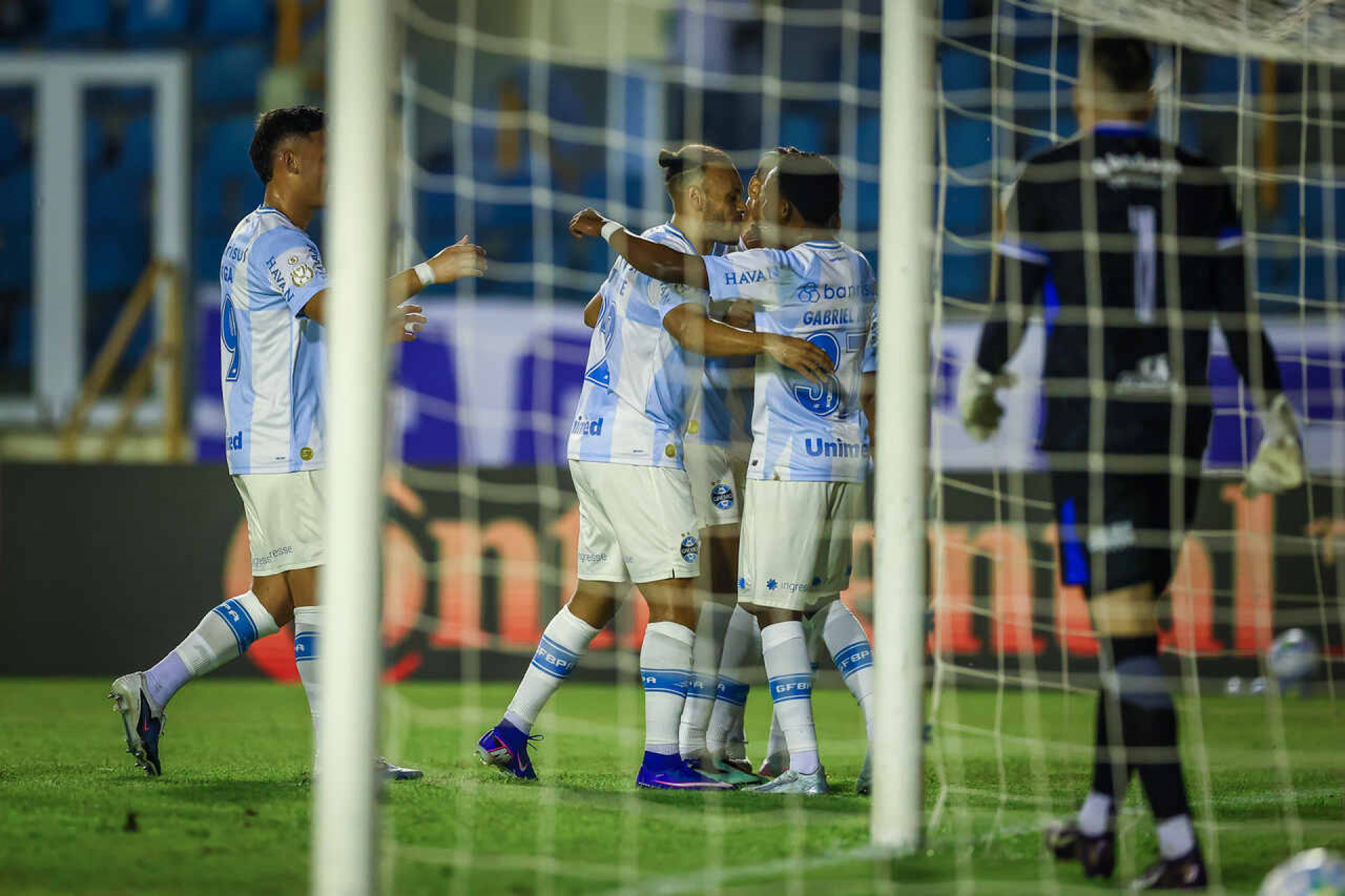 Braithwaite faz dois, Gr&ecirc;mio volta a vencer o Confian&ccedil;a e avan&ccedil;a na Copa do Brasil
