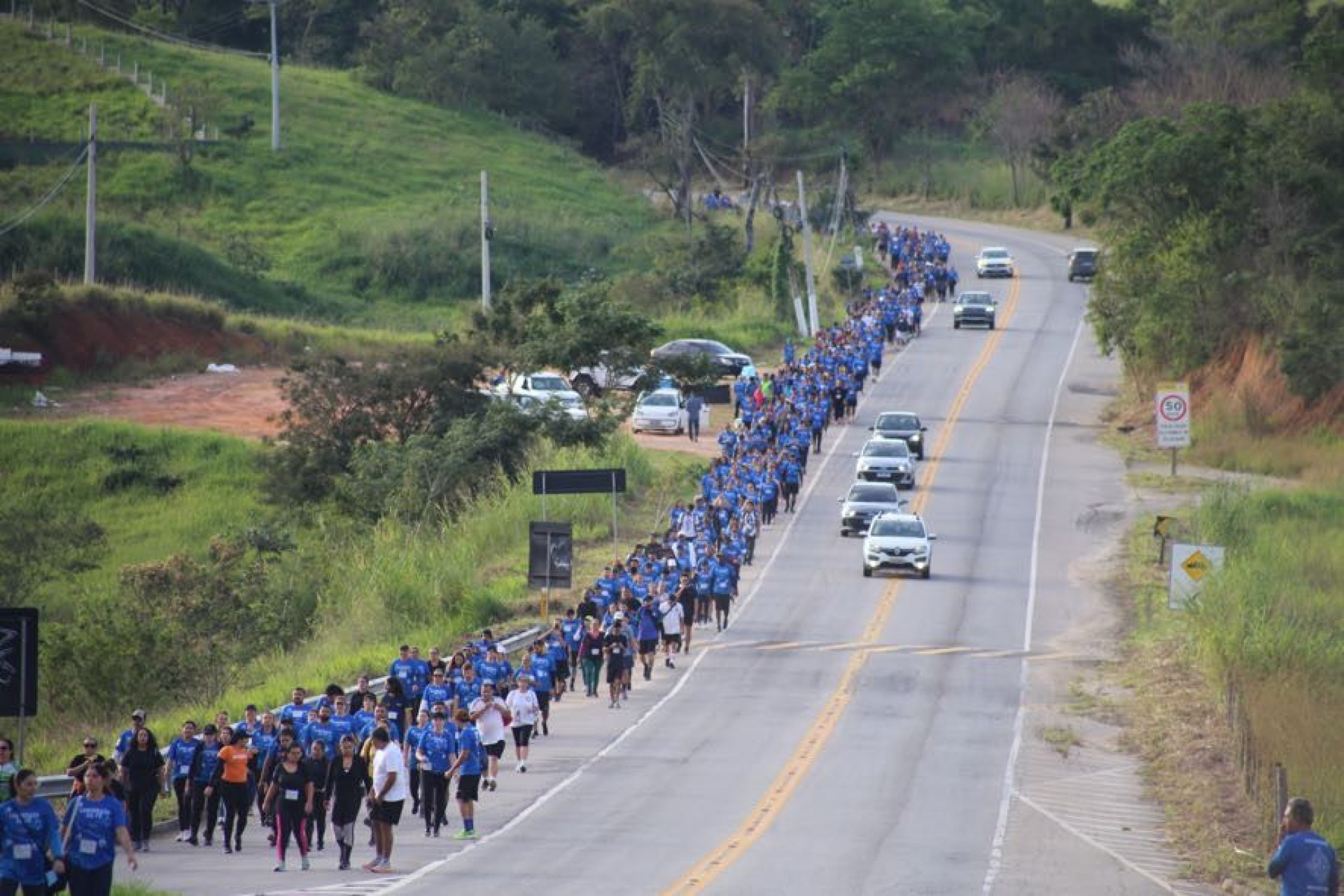 Fé move milhares de peregrinos em caminhada histórica rumo à serra de Macaé