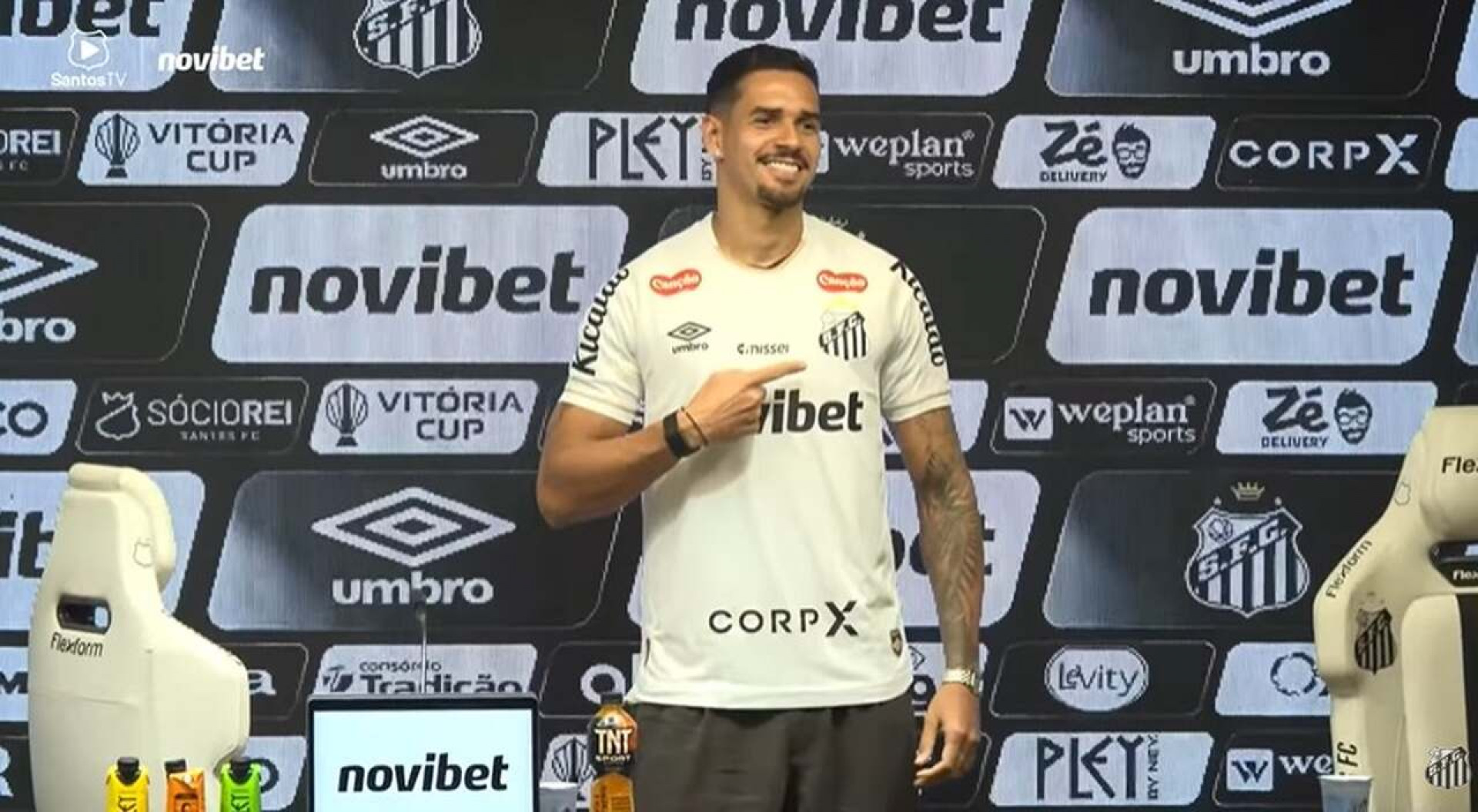 Cuca e Ver&iacute;ssimo comentam sal&aacute;rios atrasados no Santos