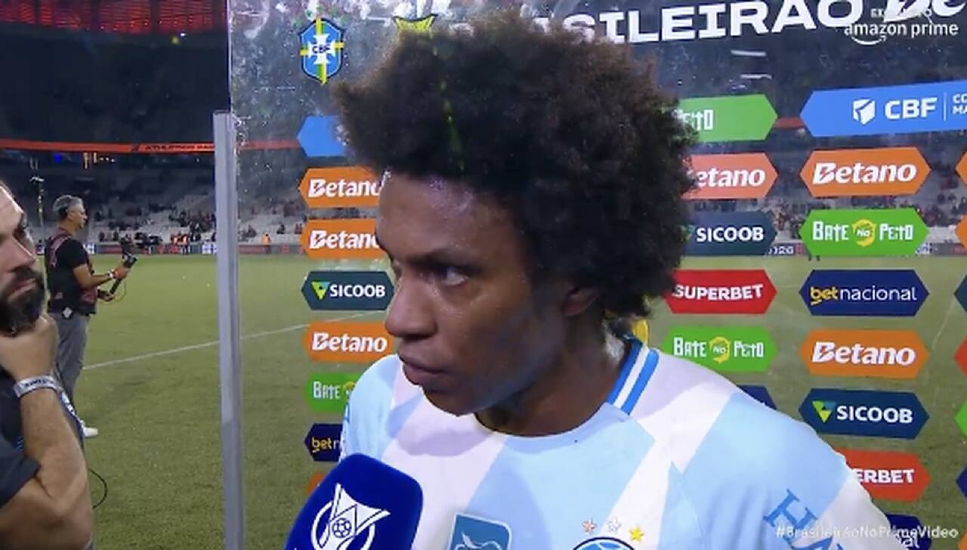 Willian comemora vaga e minimiza press&atilde;o no Gr&ecirc;mio: “Normal”