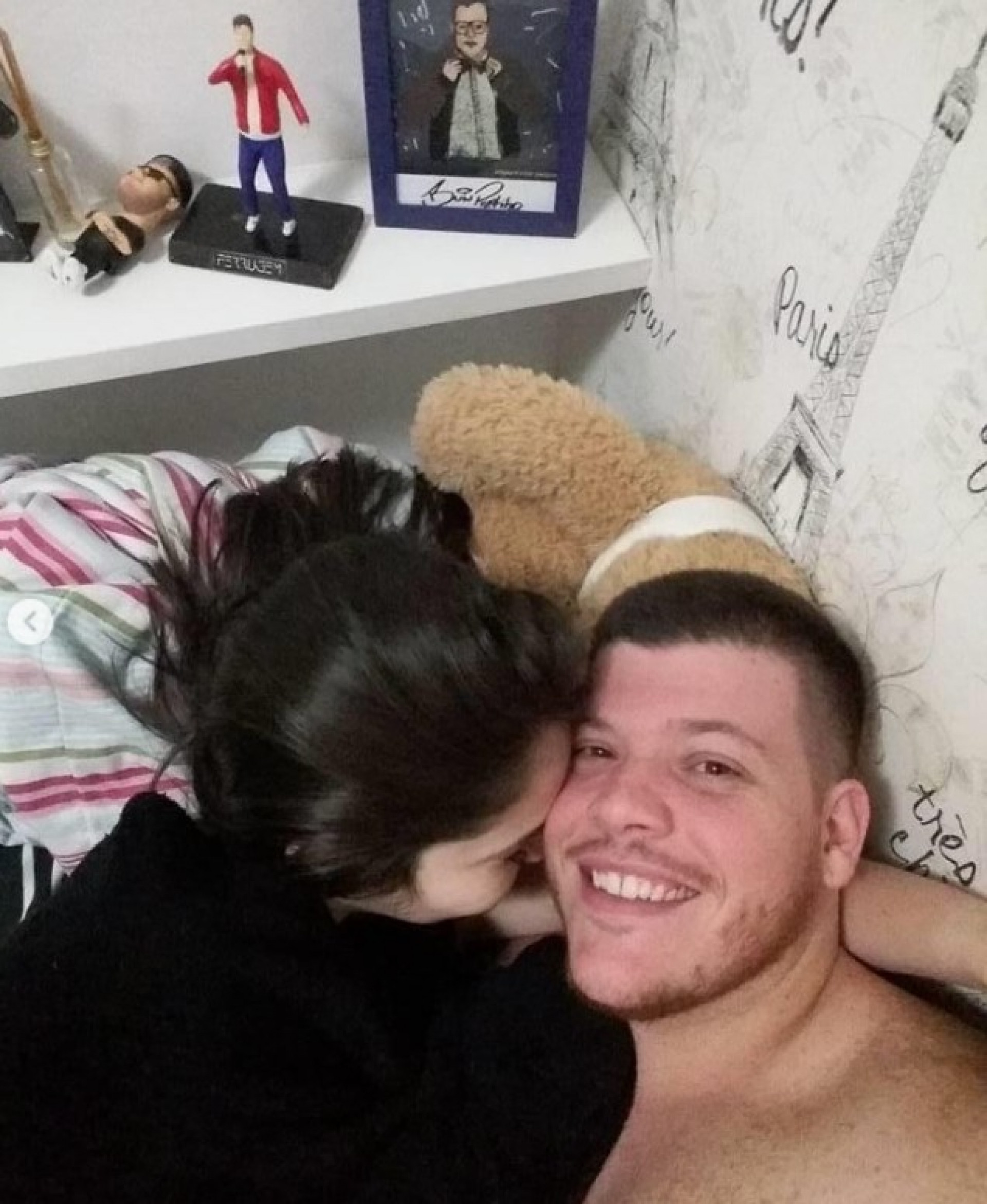 Ferrugem e Thaís Vasconcellos em primeira noite dormindo juntos, anos atrás - Reprodução / Instagram