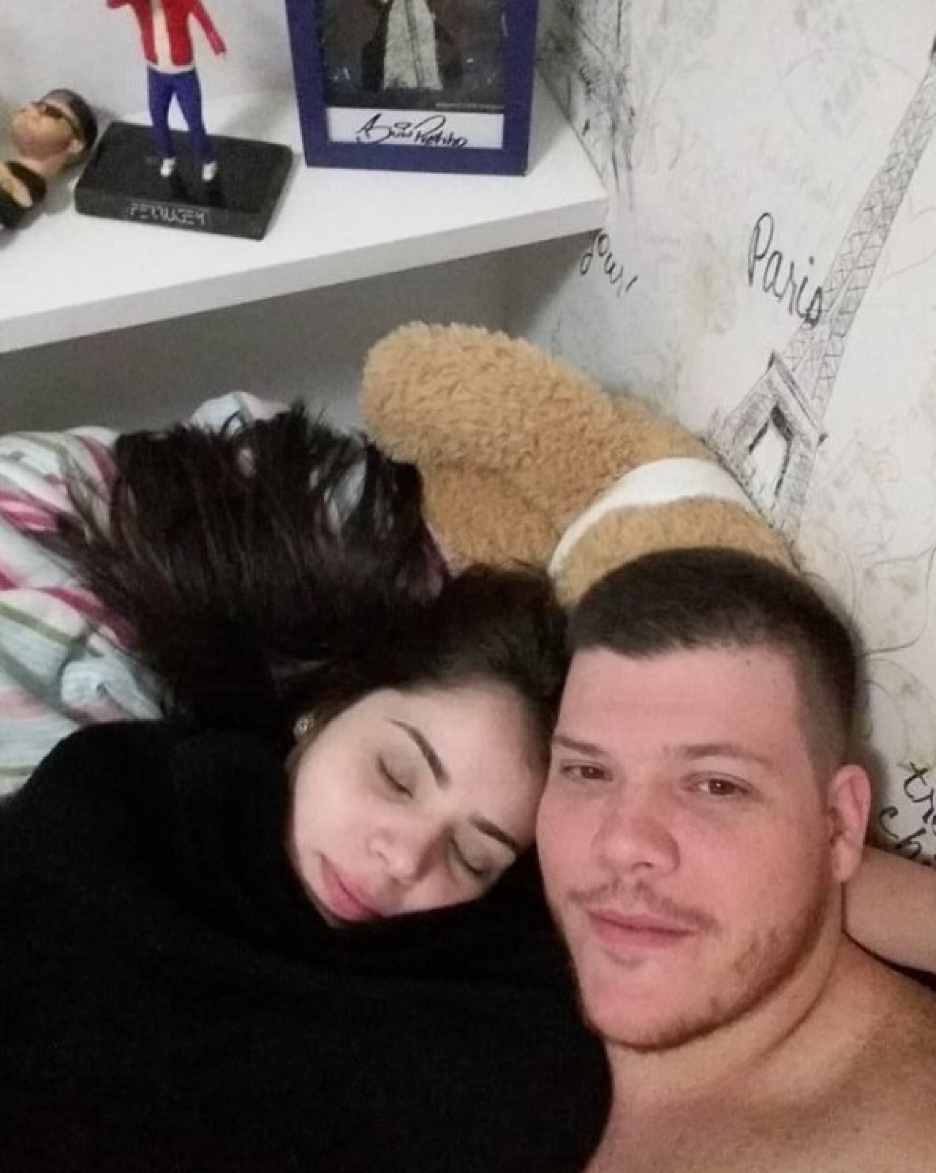 Ferrugem e Thaís Vasconcellos em primeira noite dormindo juntos, anos atrás - Reprodução / Instagram