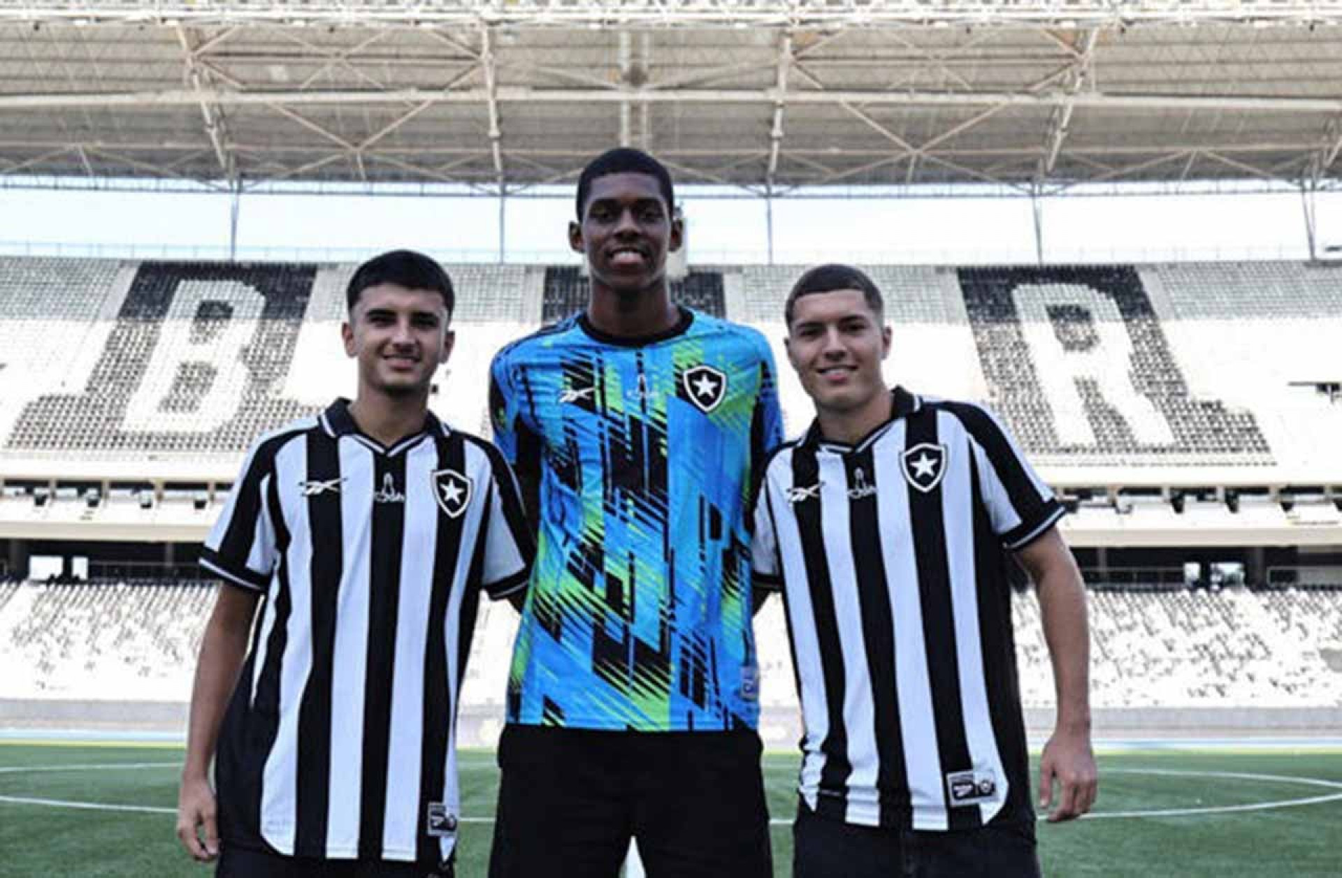 Filho de Rodrigo Caetano renova com o Botafogo