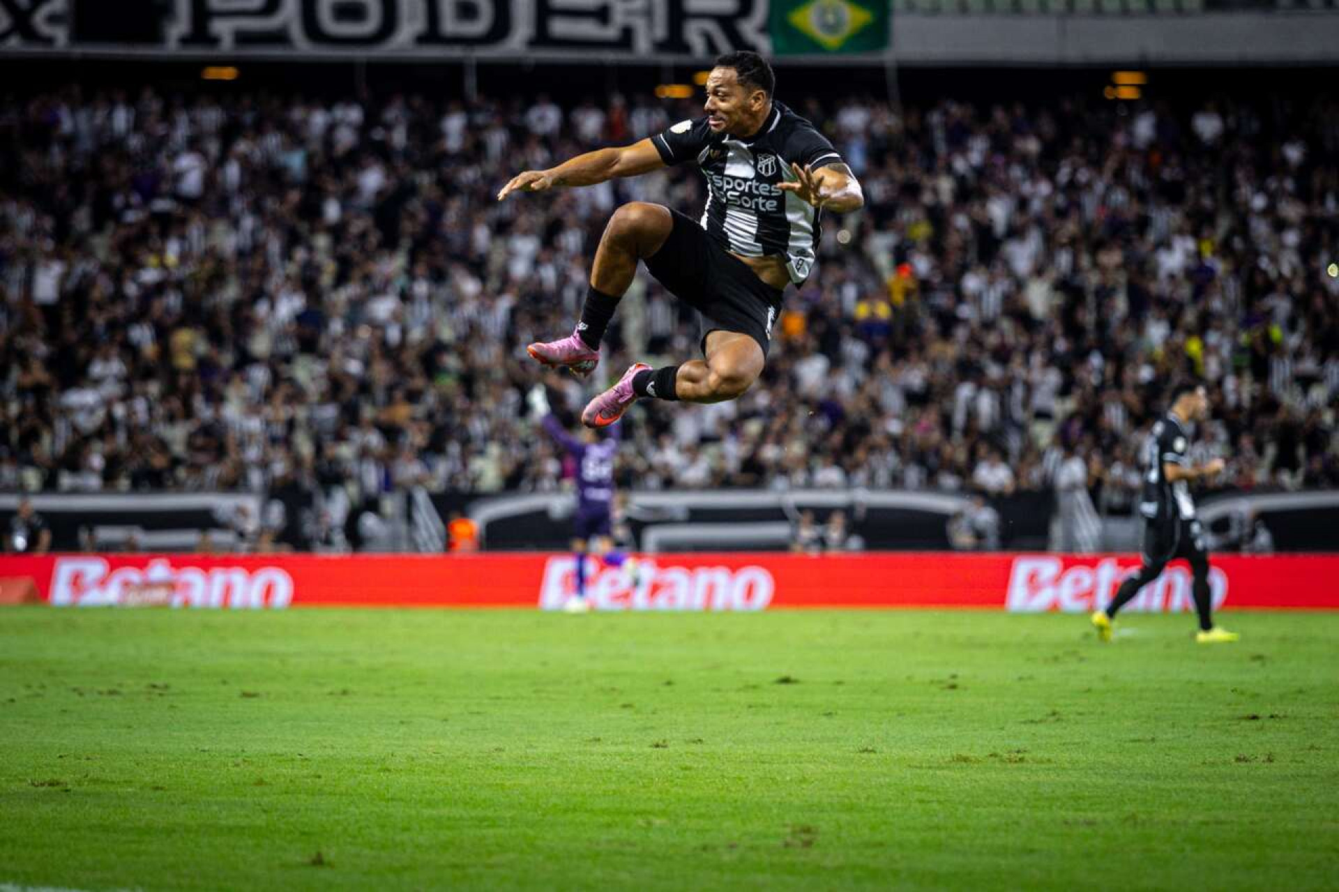 Nos p&ecirc;naltis, Everson brilha e garante classifica&ccedil;&atilde;o do Atl&eacute;tico na Copa do Brasil