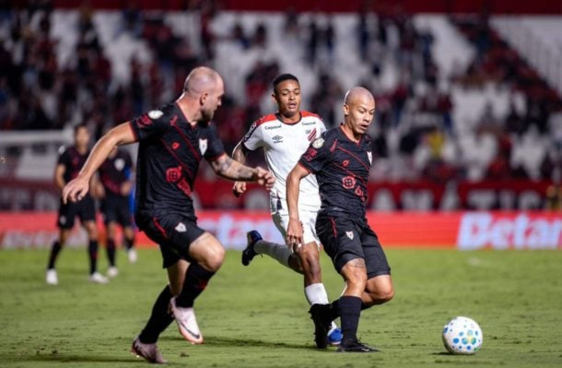 Santos brilha e Athletico elimina Atl&eacute;tico-GO nos p&ecirc;naltis na Copa do Brasil