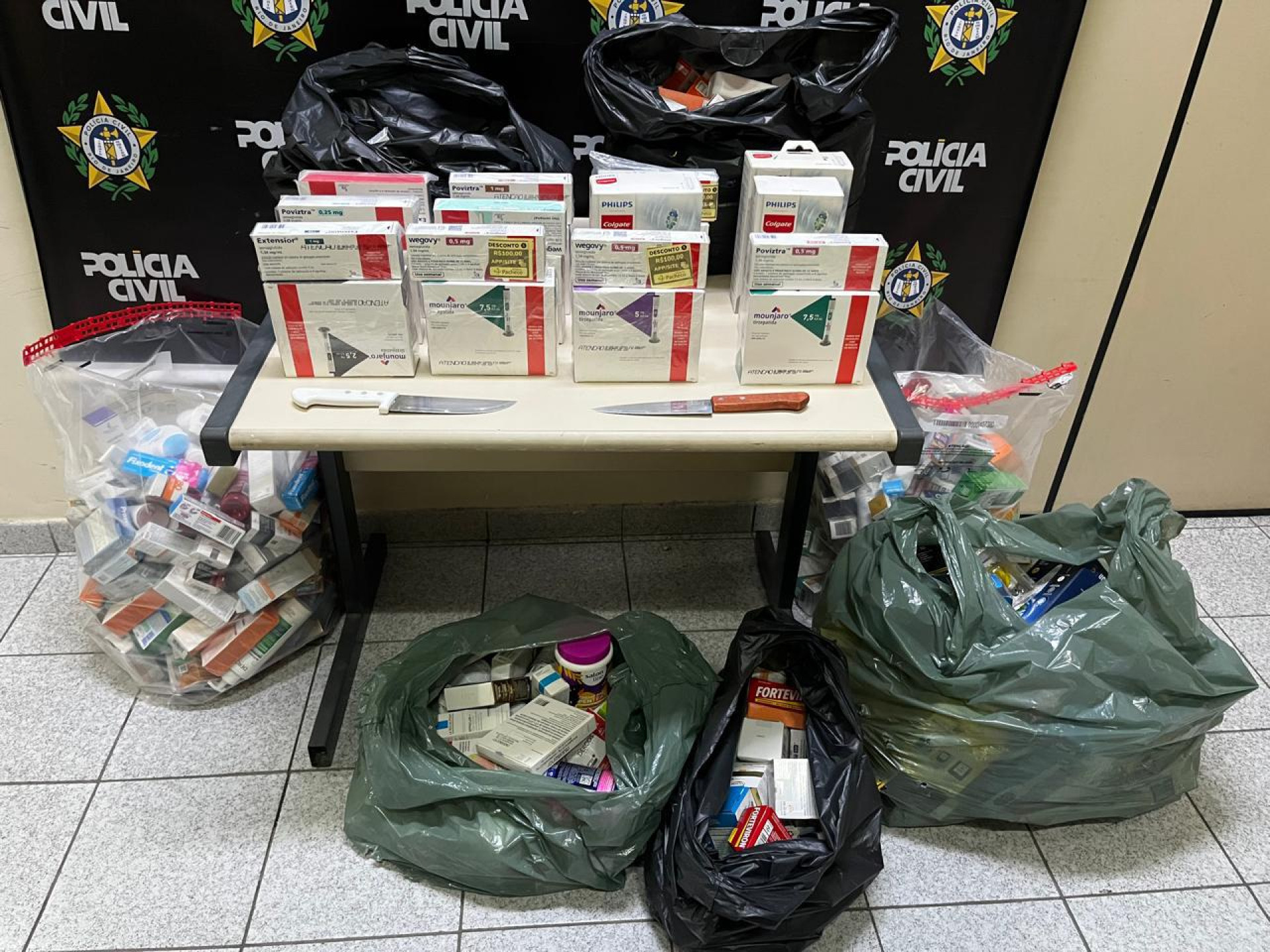 Policiais encontraram canetas emagrecedoras e medicamentos com o casal - Reprodução