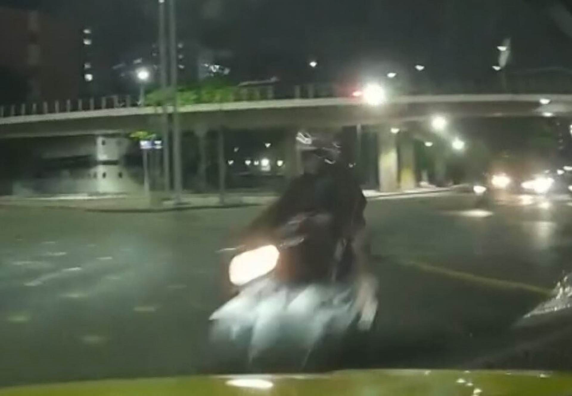 Talita estava na garupa de uma moto que avançou o sinal vermelho - Reprodução / Redes Sociais