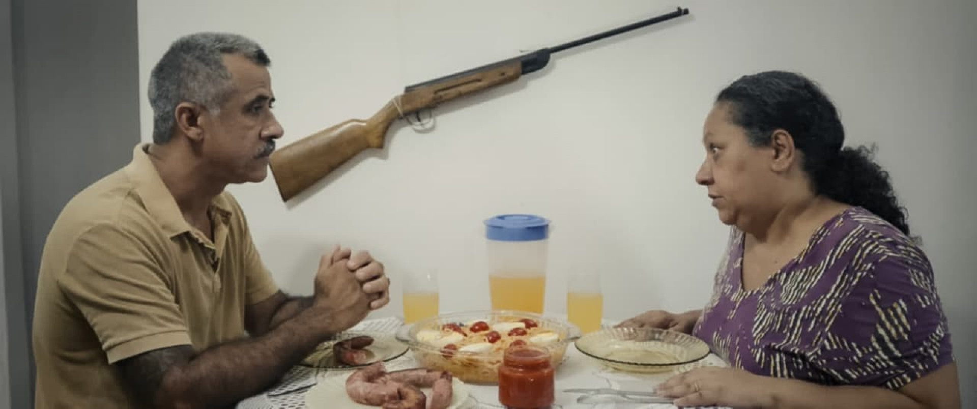 EdLopes, o Antonio, e Ayala Rossana, a Sandra, em cena do curta-metragem - Divulgação