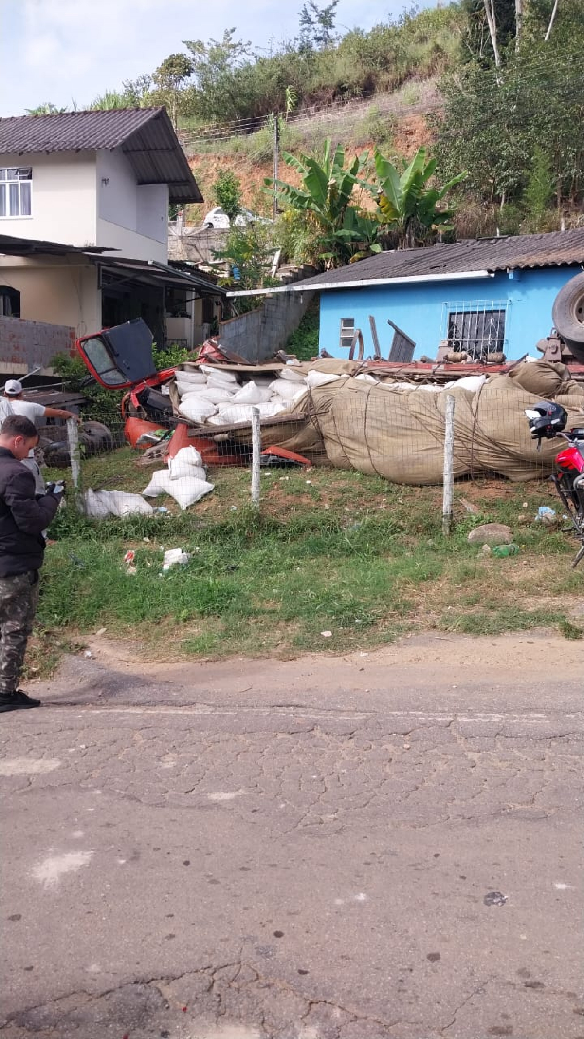 Colisão entre carro e caminhão na RJ-150, em Amparo, deixou três mortos e três feridos na manhã desta quinta-feira (14).