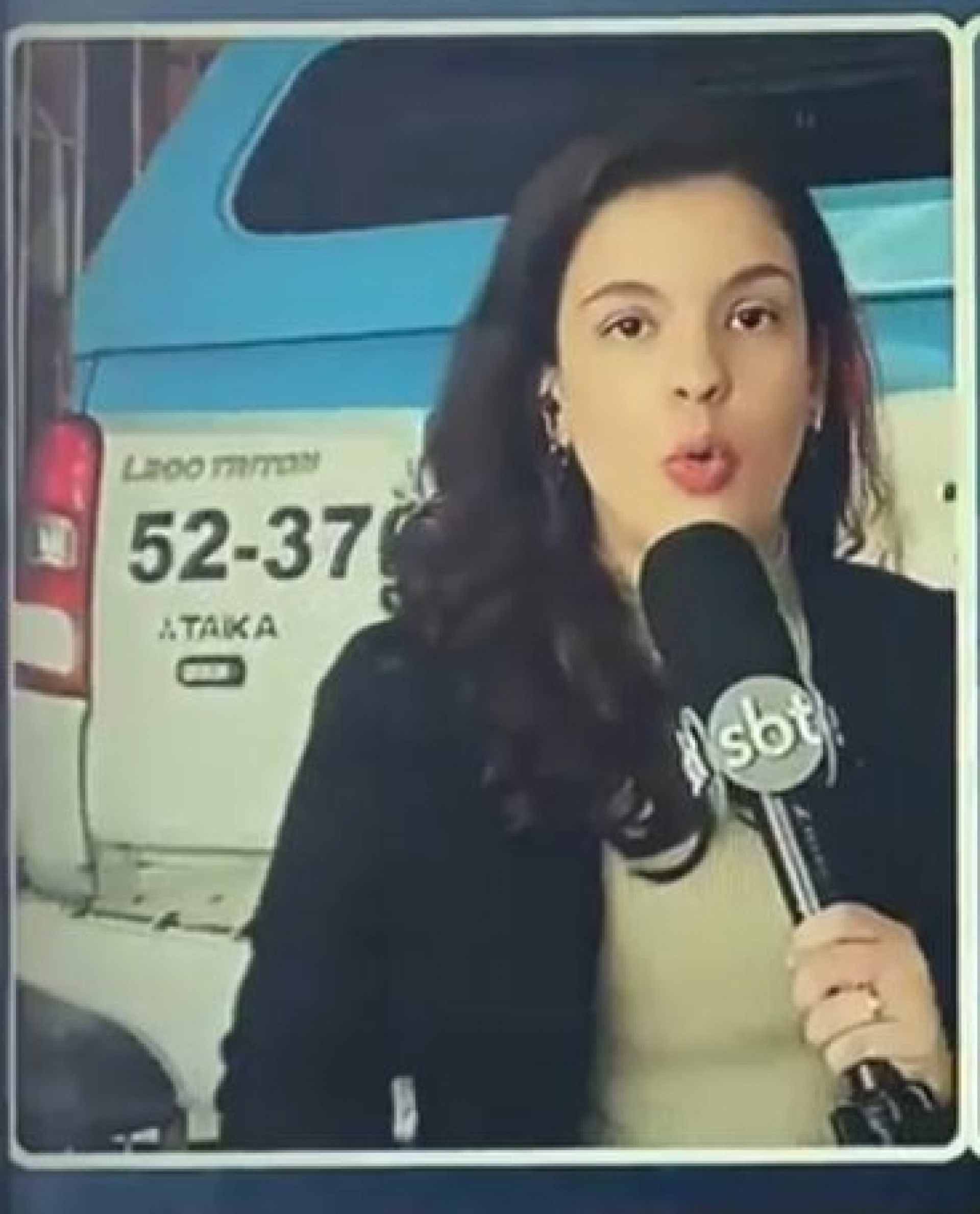 Vídeo: repórter é atingida por viatura durante entrada ao vivo no Rio