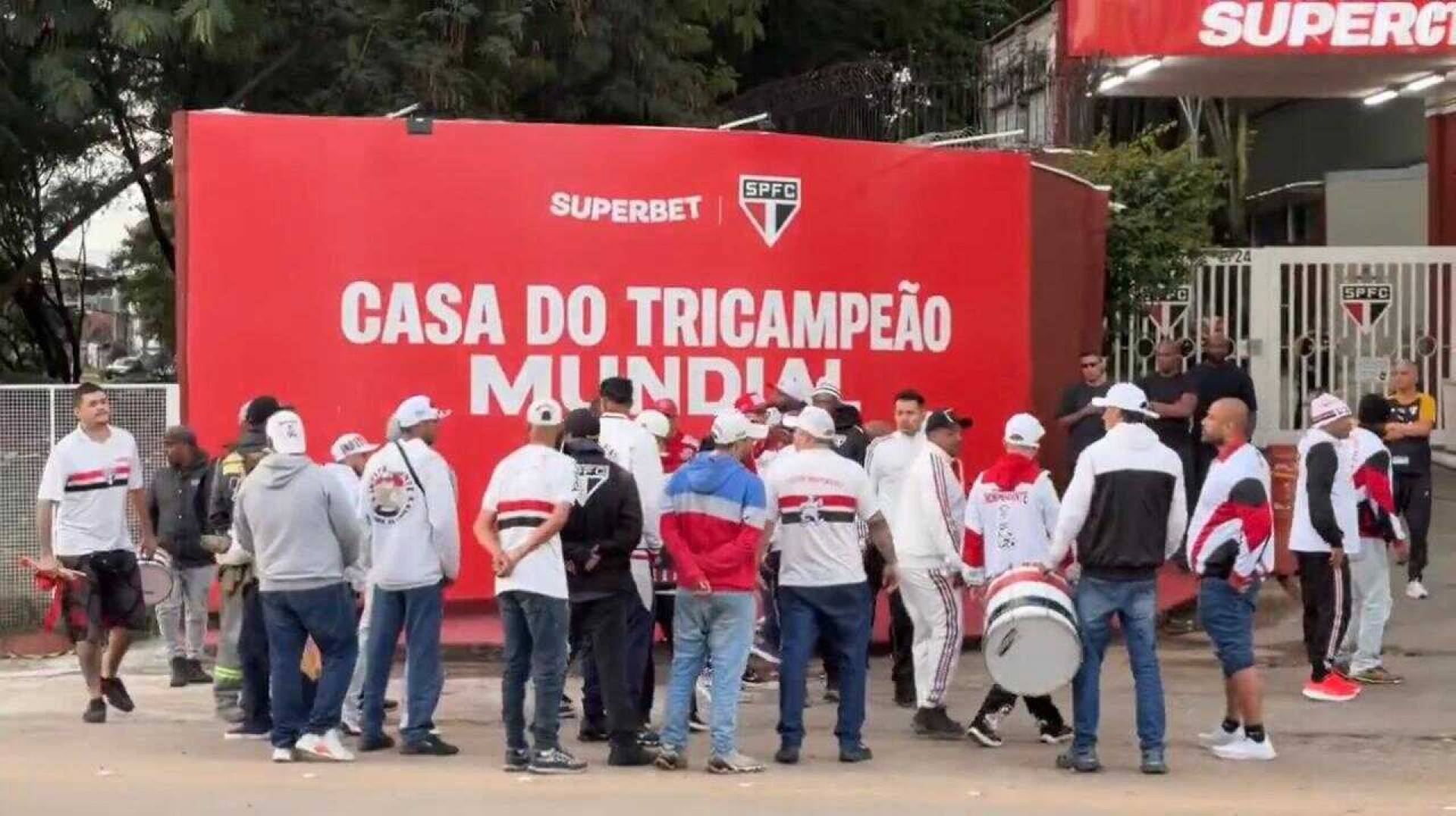 Torcida do S&atilde;o Paulo protesta no CT ap&oacute;s elimina&ccedil;&atilde;o na Copa do Brasil