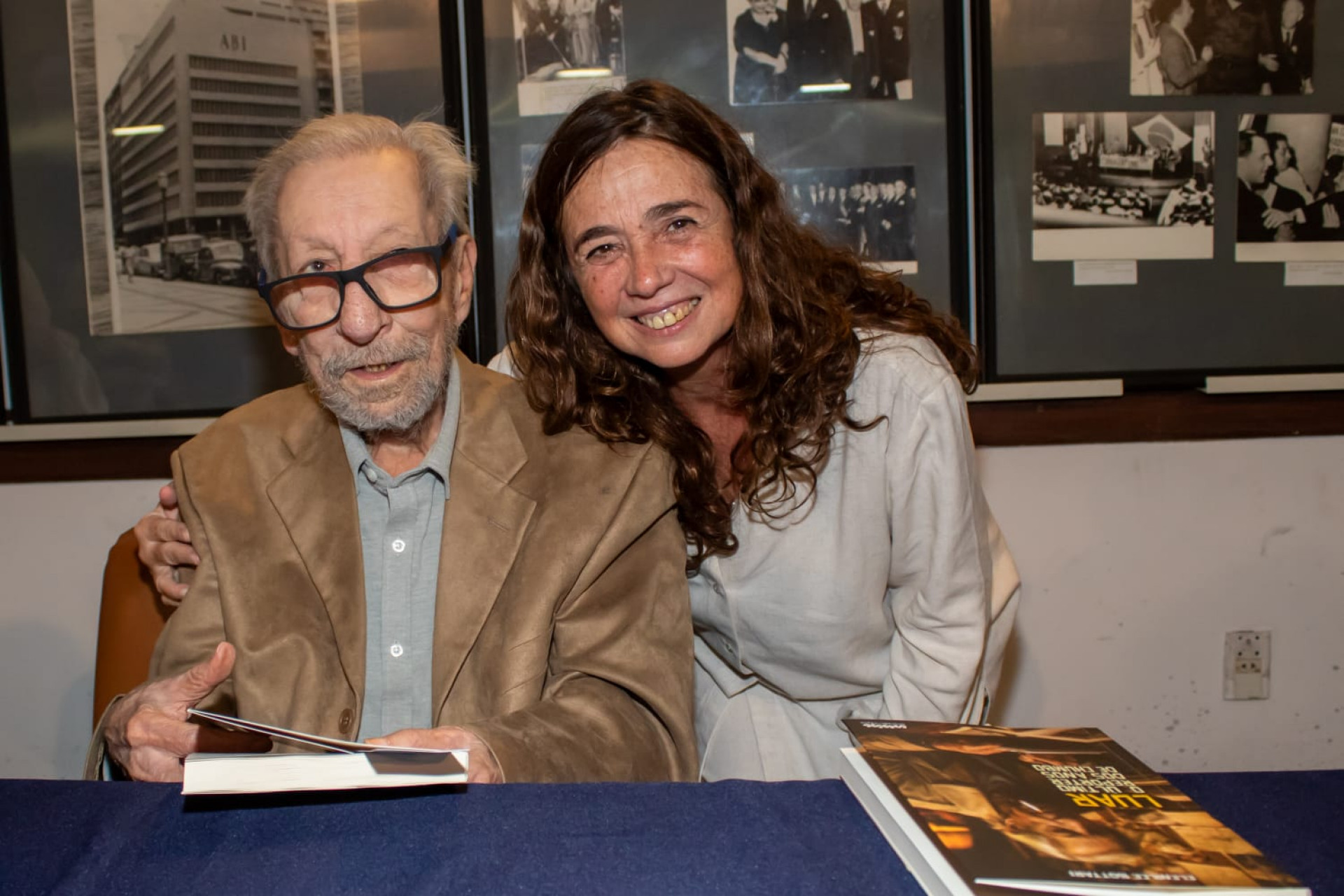 Luarlindo Ernesto ao lado da autora do livro