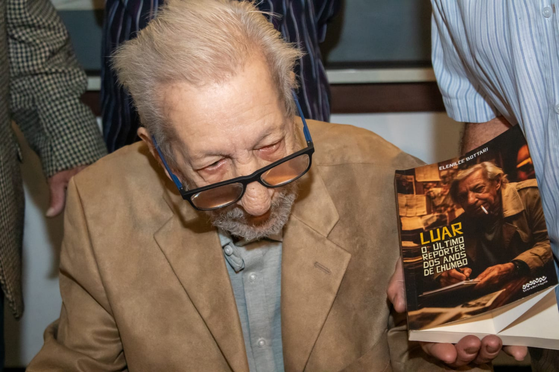 Luarlindo Ernesto no lançamento do livro que reúne suas histórias de repórter - Érica Martin/Agência O Dia