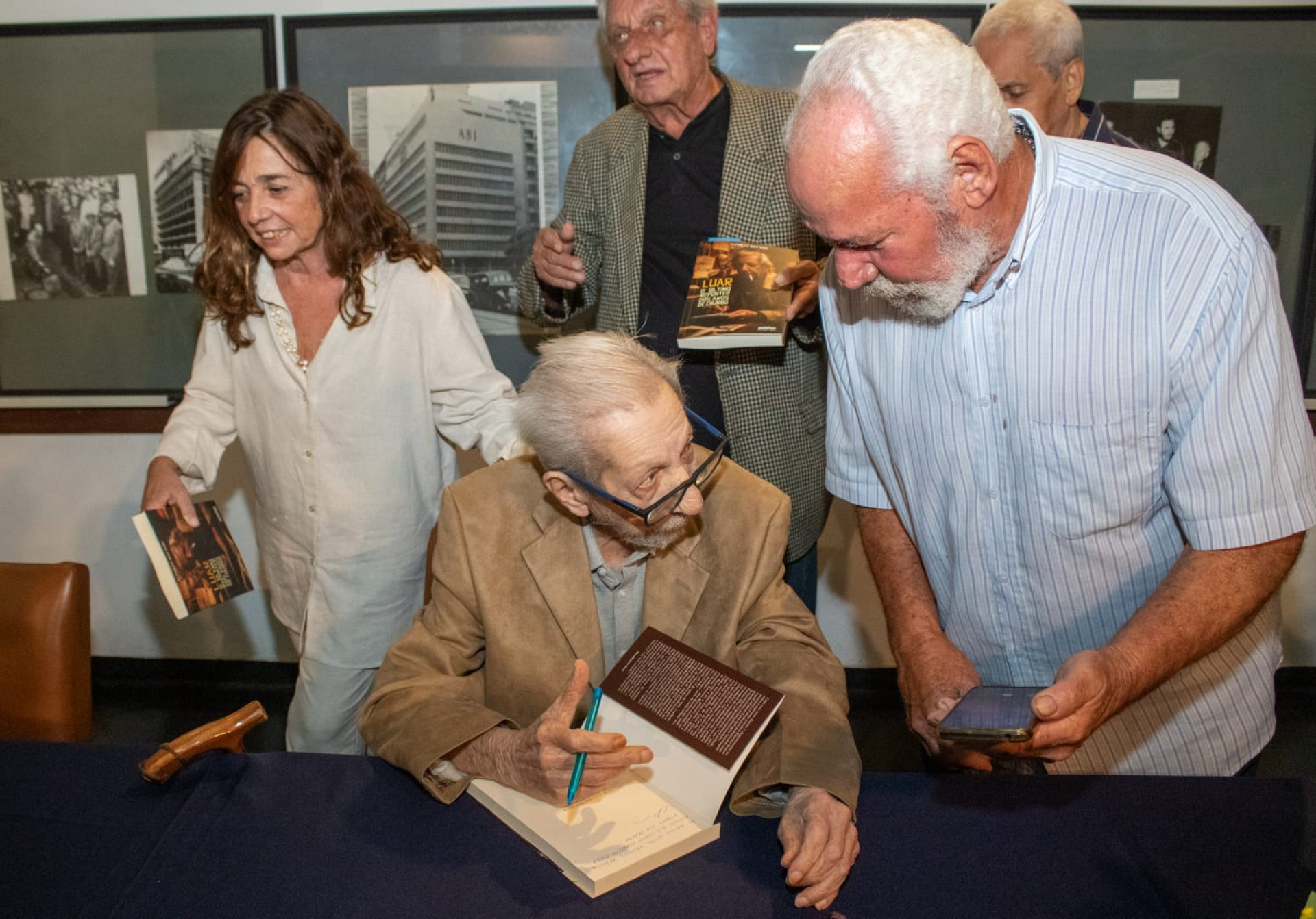 Lançamento de livro com histórias de Luarlindo Ernesto reúne jornalistas e admiradores - Érica Martin/Agência O Dia