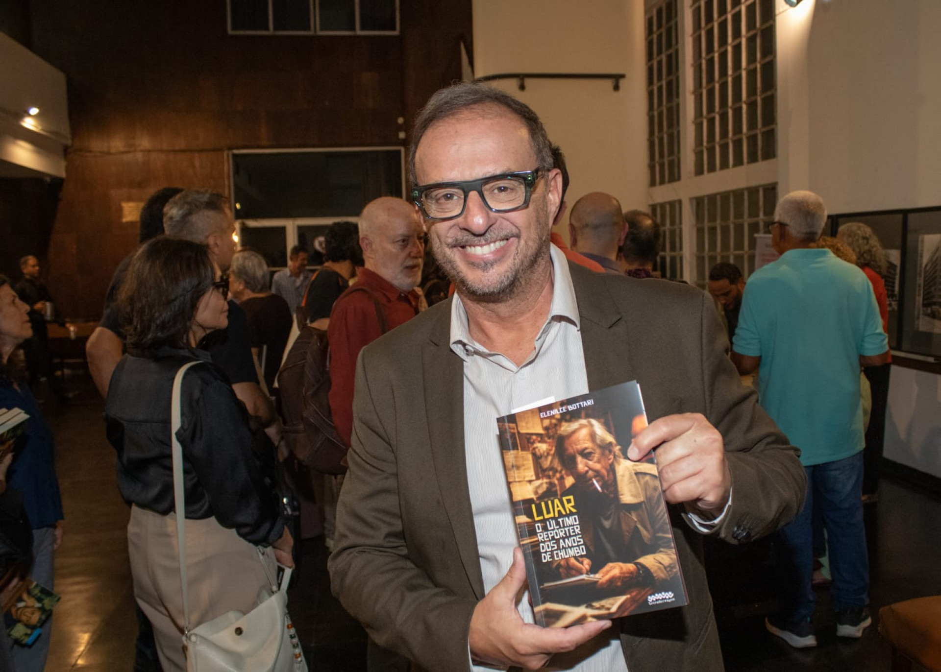 Jornalista Octavio Guedes no lançamento do livro